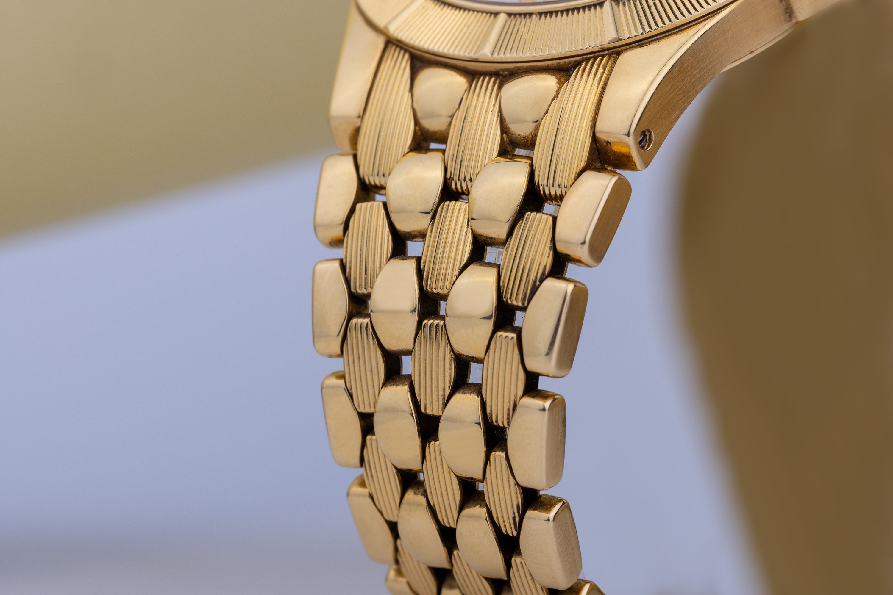 Patek Philippe Neptune | REF. 5081/1 | Sunburst Silvered Dial | 18k Yellow Gold | 1996 | Extract from the Archives