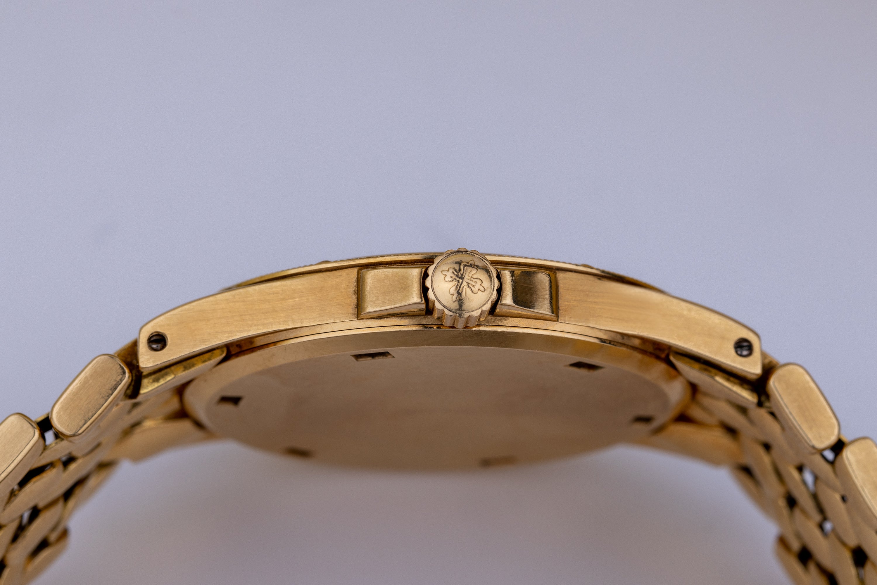 Patek Philippe Neptune | REF. 5081/1 | Sunburst Silvered Dial | 18k Yellow Gold | 1996 | Extract from the Archives