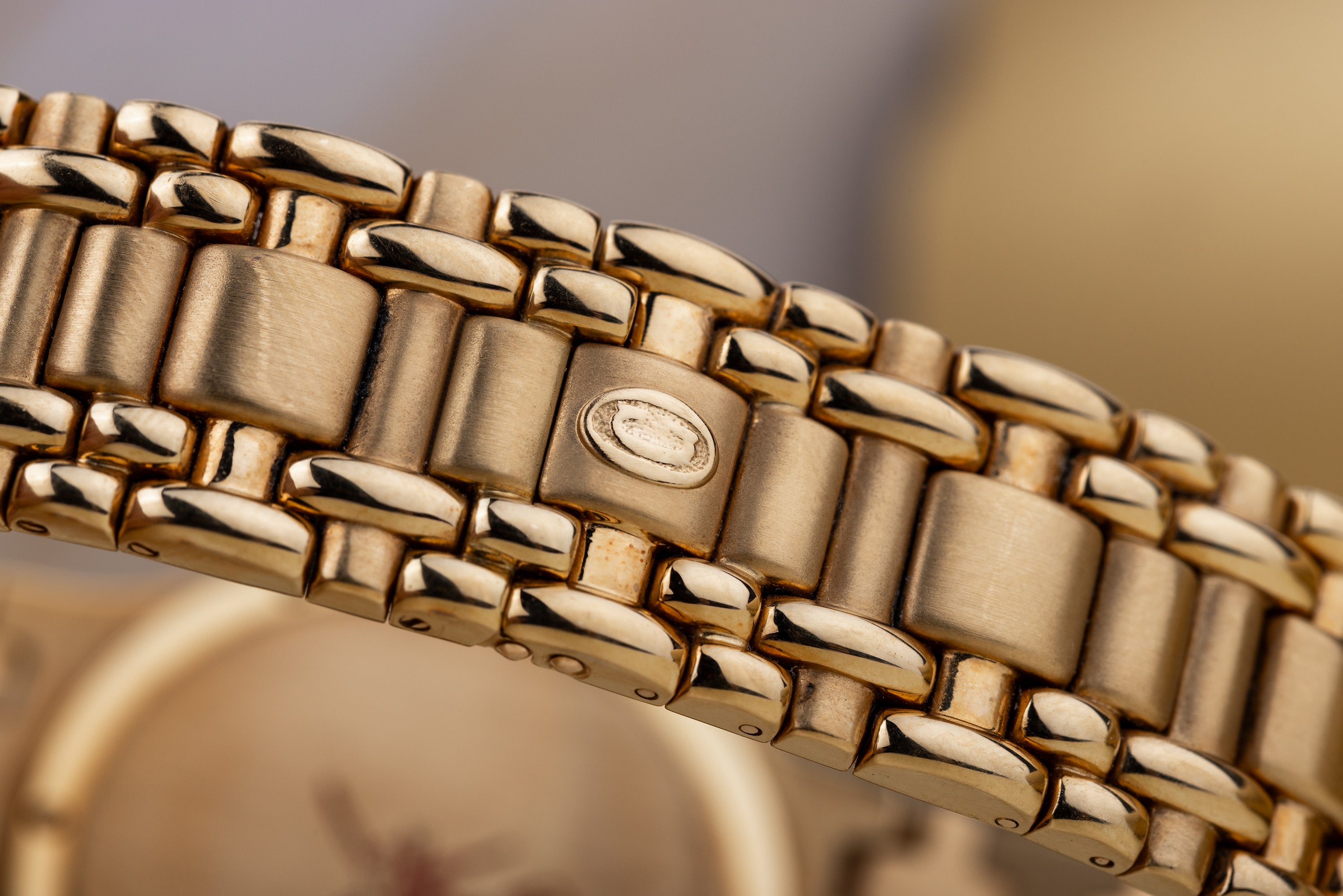 Concord Saratoga with Omani Khanjar Caseback | REF. 51 58 237/1 | Gold Dial & Diamond Bezel | 18k Yellow Gold | 1980s | Quartz | 31.5mm