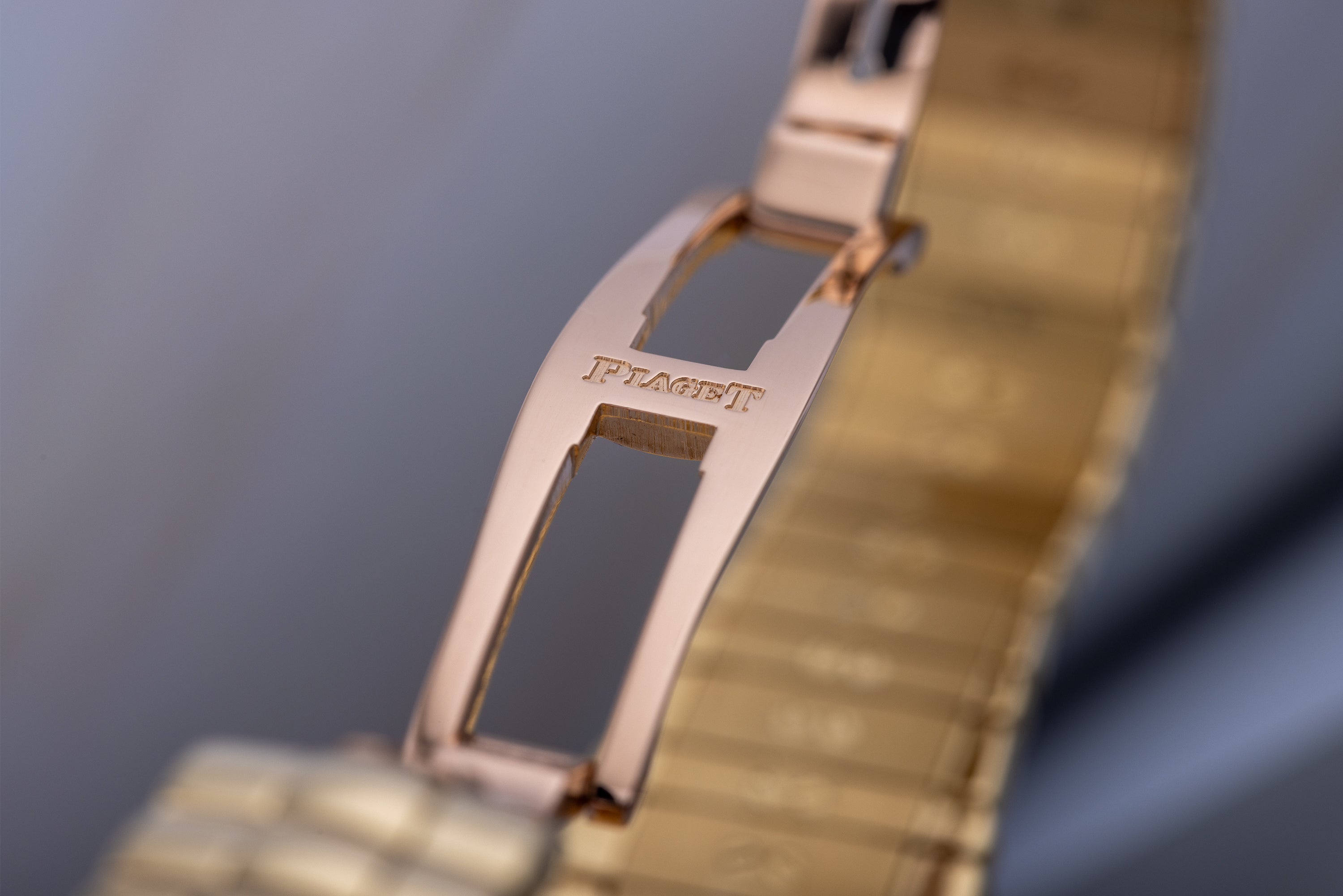 Piaget Tanagra | REF. 16033 M 401 D | Diamond Bezel | 18k Yellow Gold | 25mm | Quartz
