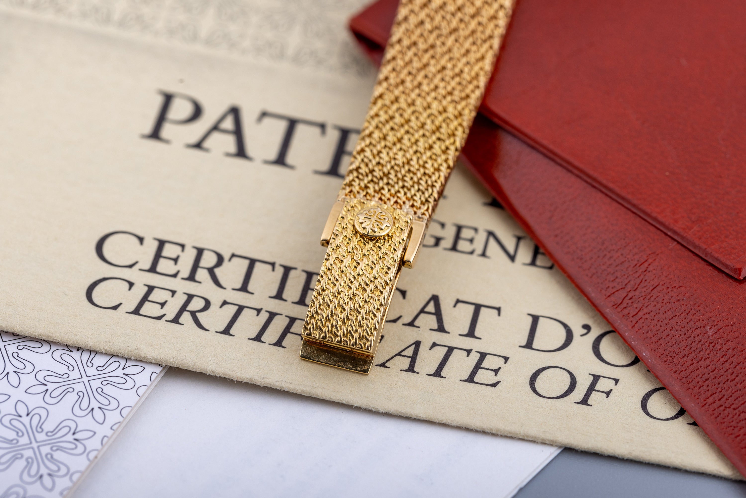 Patek Philippe Calatrava Gübelin | REF. 4522/001 | Cream Diamond Dial | 18k Yellow Gold