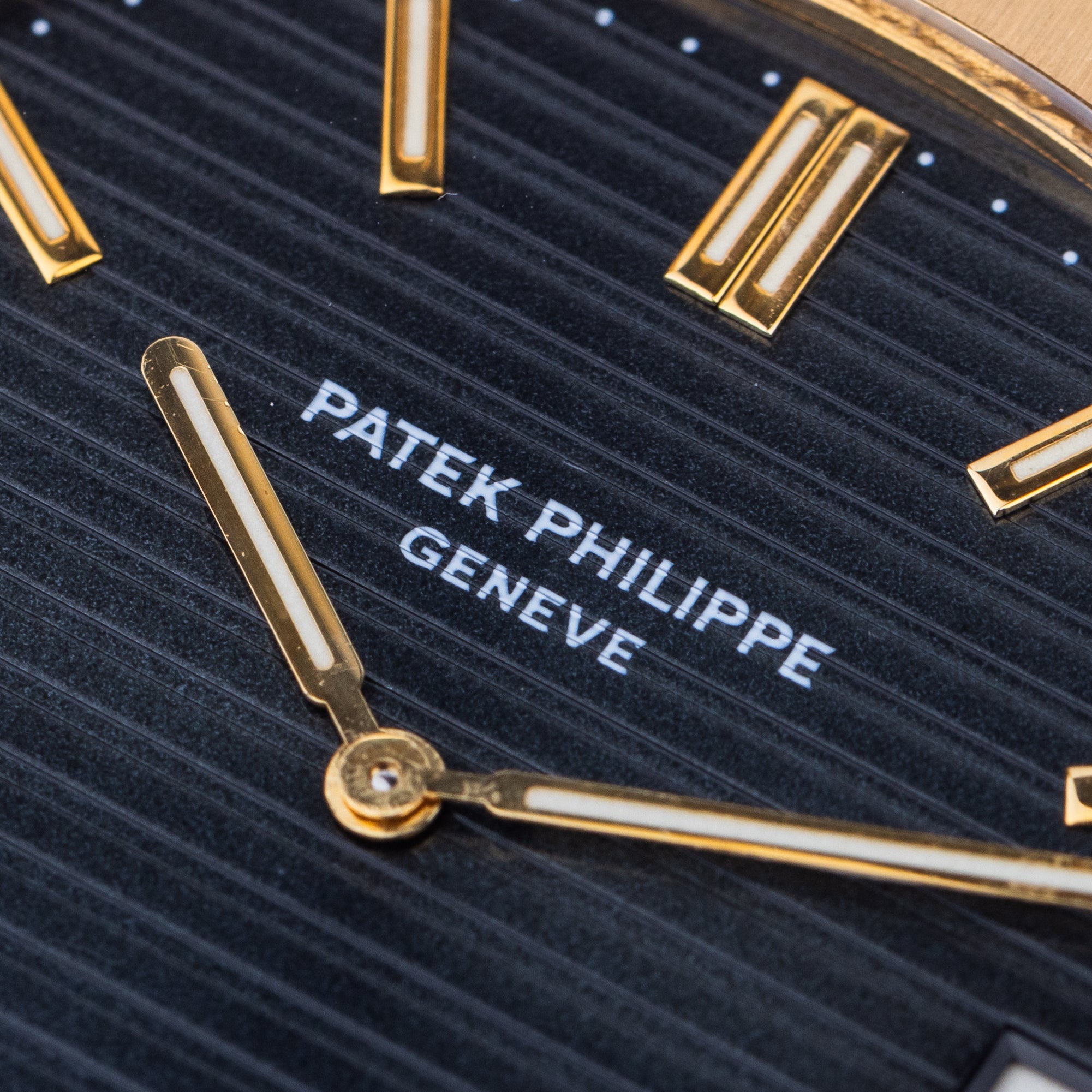 Patek Philippe Nautilus 'Jumbo' | REF. 3700/1 | 42mm | Stainless Steel & 18k Yellow Gold | Extract From Archives