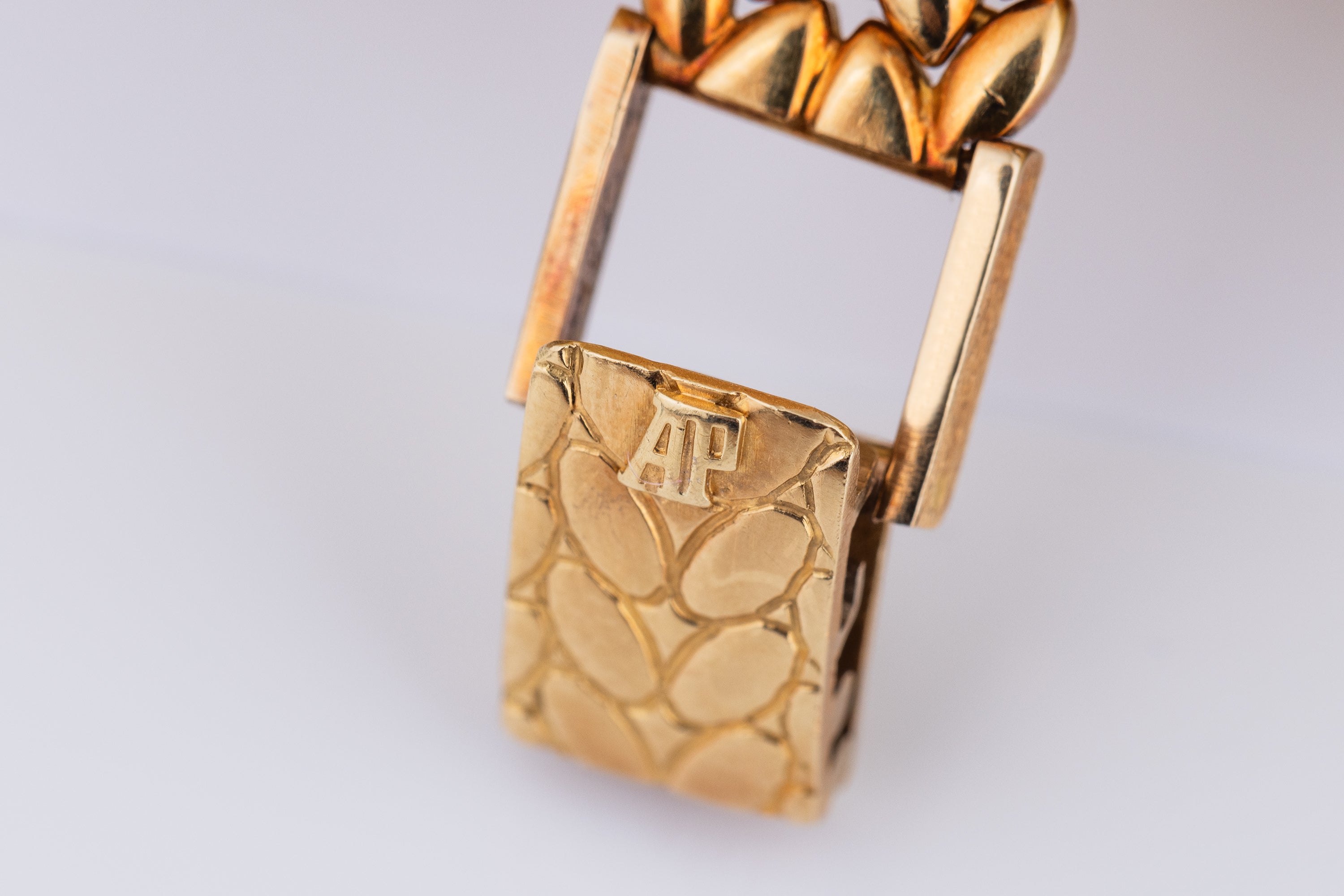 Audemars Piguet Vintage Ladies Wristwatch | 31mm | Large Diamond Bezel | Integrated Bracelet | 1990's | 18k Yellow Gold