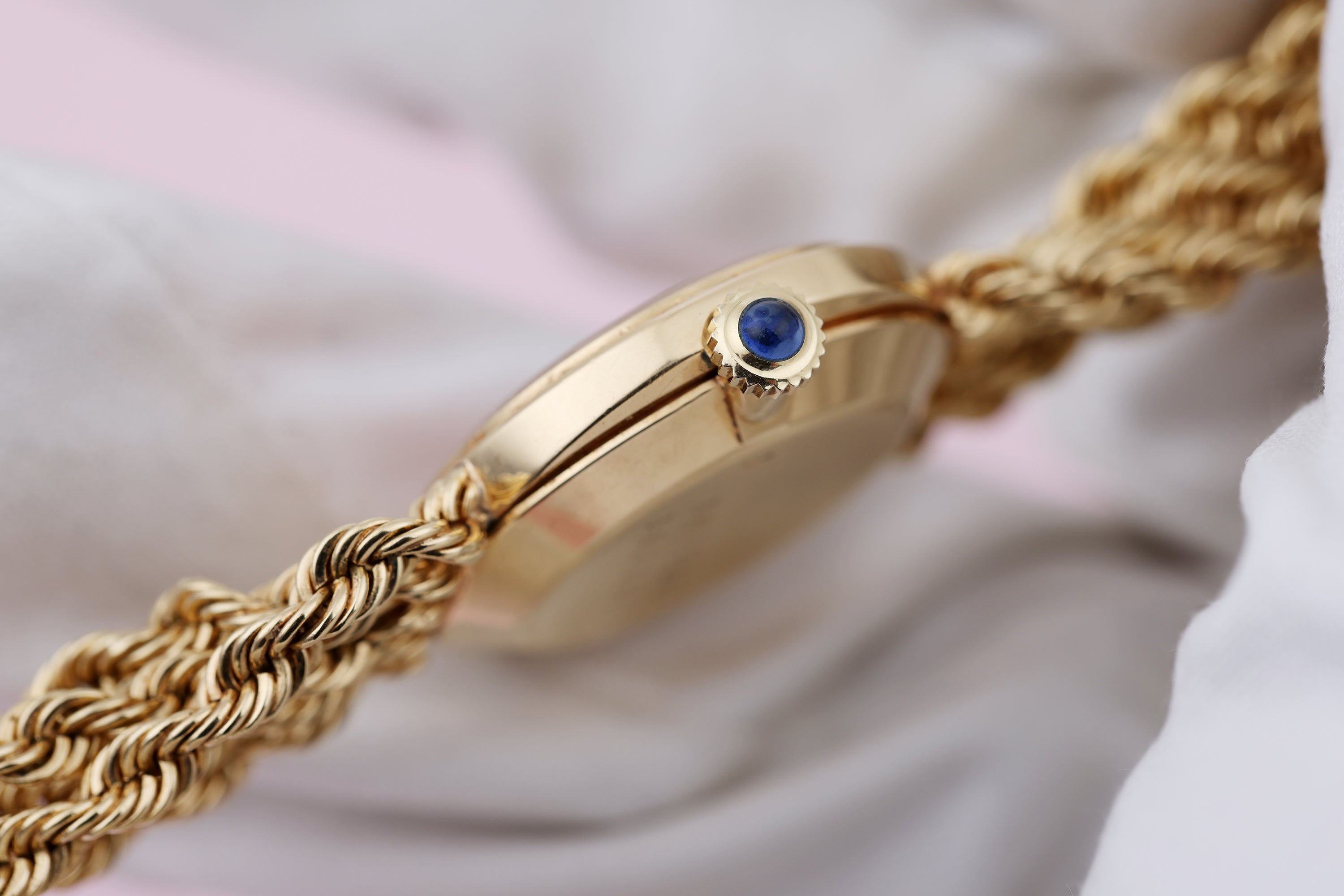 Baume & Mercier 1980s Ladies Wristwatch | REF. 38235 2 | Coral Dial | 18k Yellow Gold | 25mm | Manual Wind