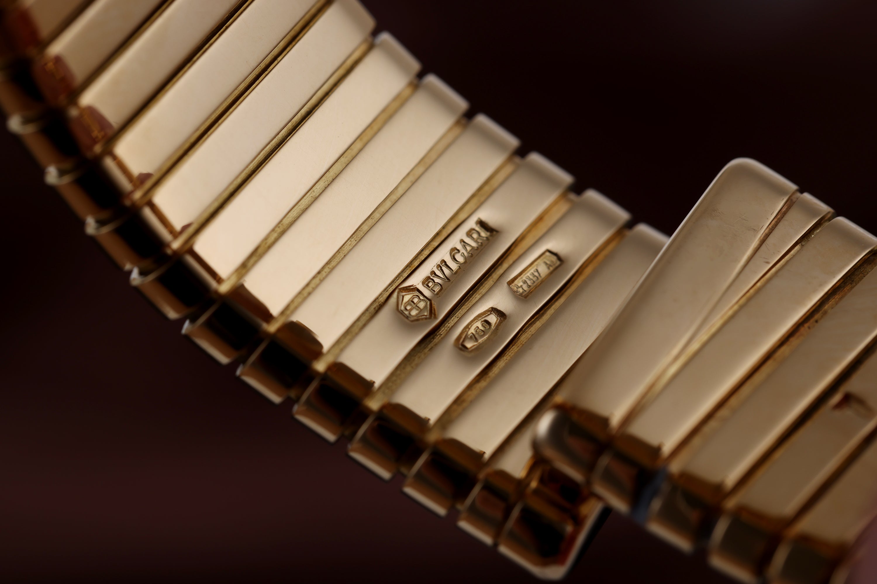 Bvlgari Tubogas | REF. BB 30 2T | Black Dial | 18k Yellow Gold | 30mm