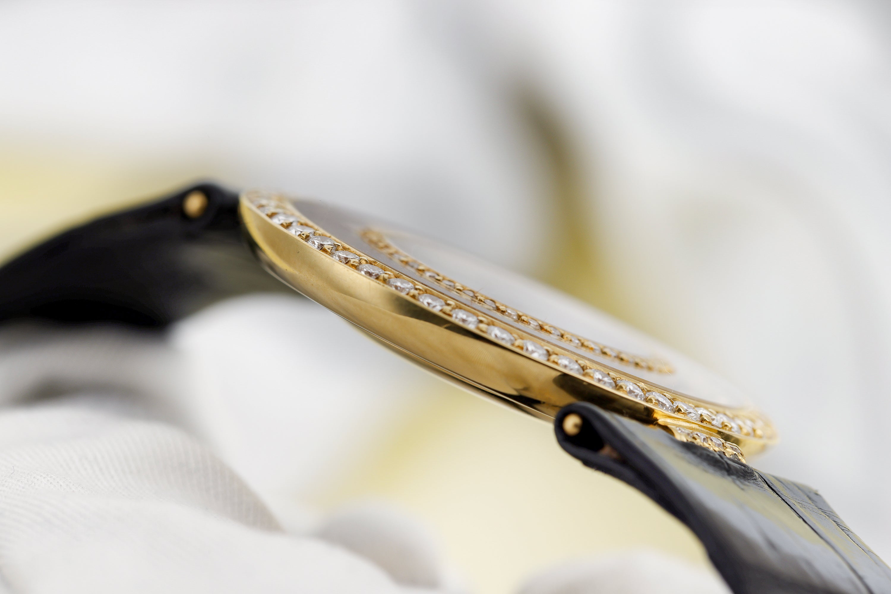 Chopard Happy Diamonds | REF. 2647 | 12 Floating Diamonds | Diamond Bezel | 18k Yellow Gold | 32mm