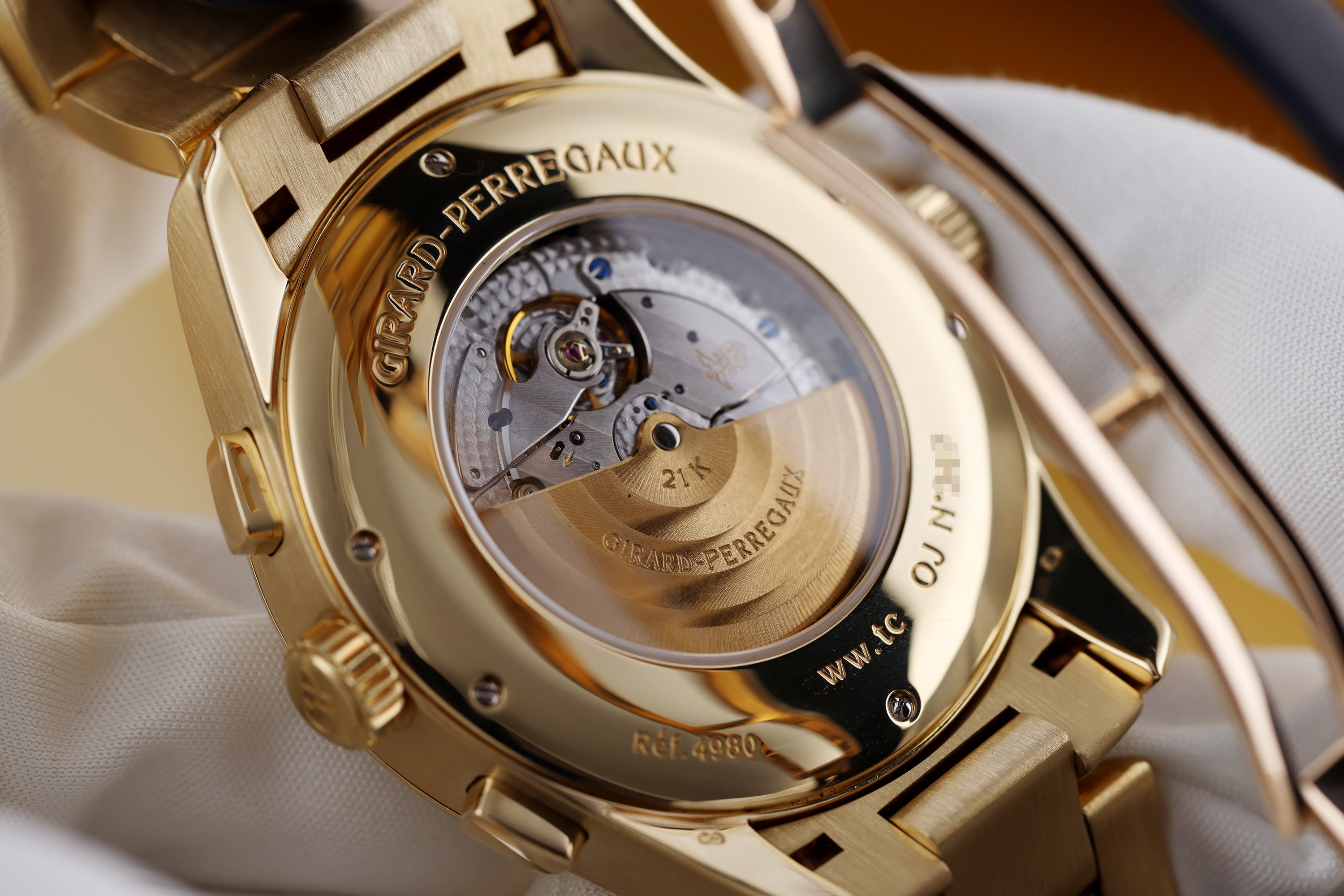 Girard-Perregaux WW.TC World Timer Chronograph | REF. 4980 | Automatic | 43mm | White & Grey Dial | 18k Yellow Gold | 2000's