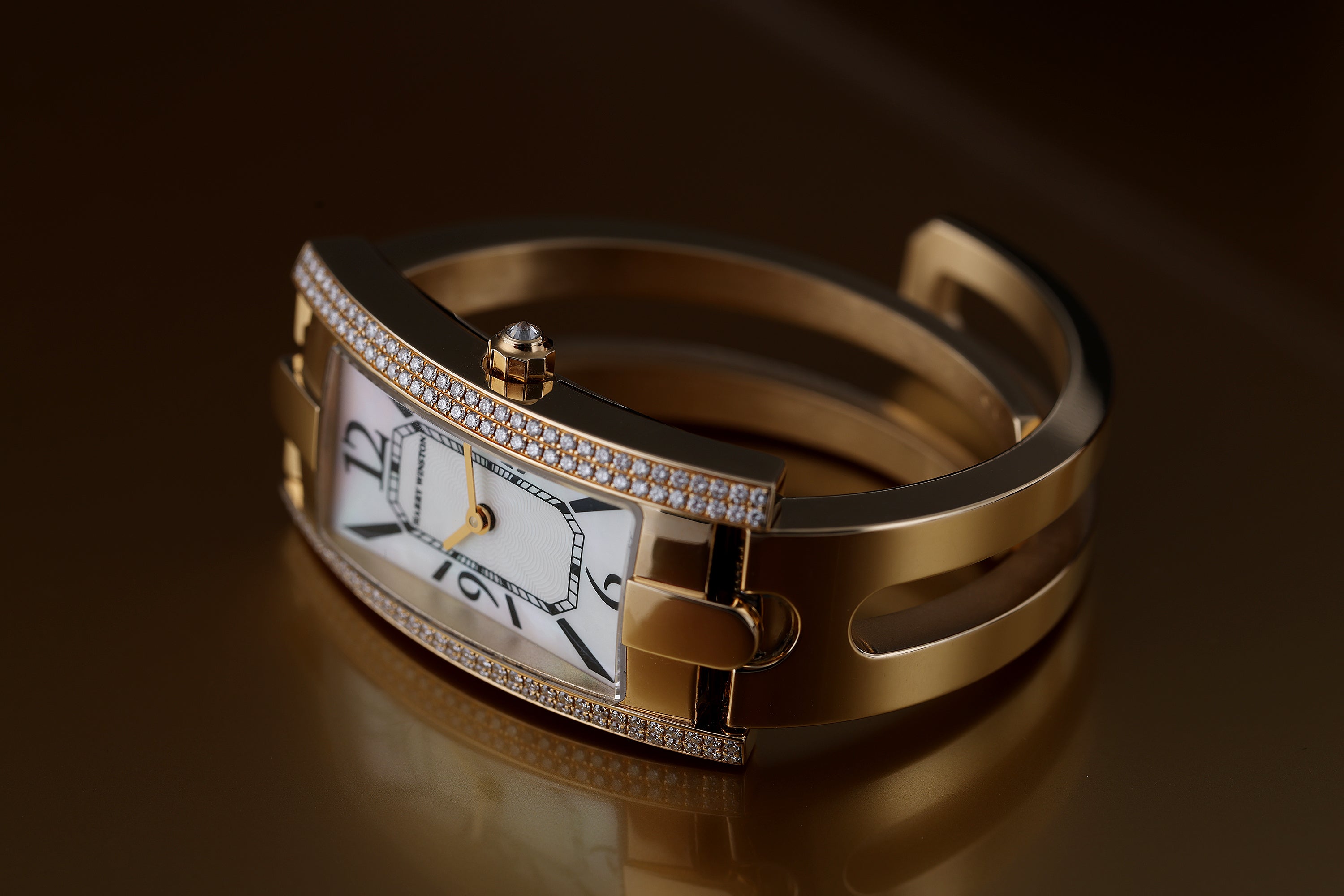 Harry Winston Avenue | REF. 330 LQG | White Mother of Pearl Dial | Diamond Bezel | 18k Yellow Gold | 19mm | Quartz | 2010s