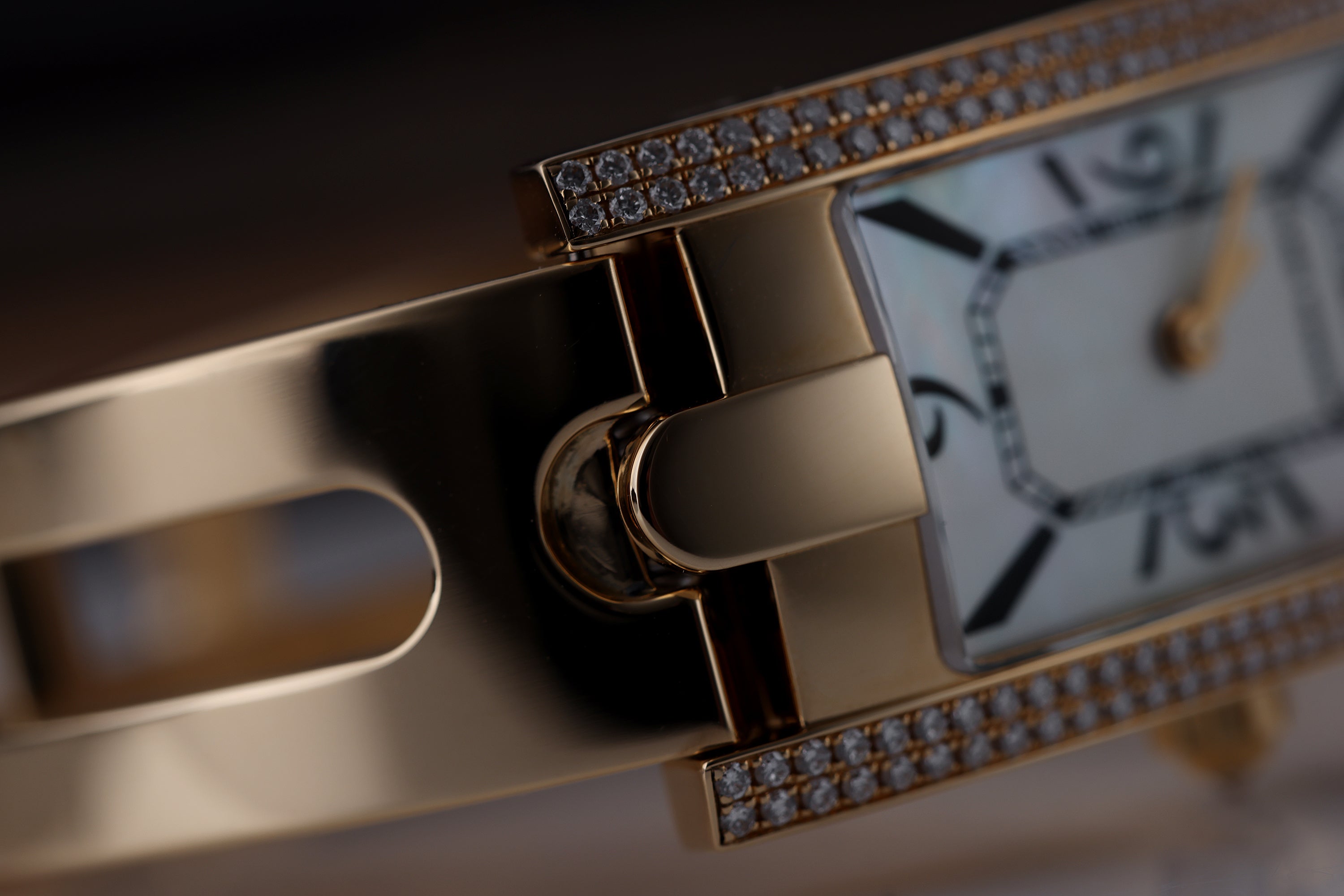 Harry Winston Avenue | REF. 330 LQG | White Mother of Pearl Dial | Diamond Bezel | 18k Yellow Gold | 19mm | Quartz | 2010s