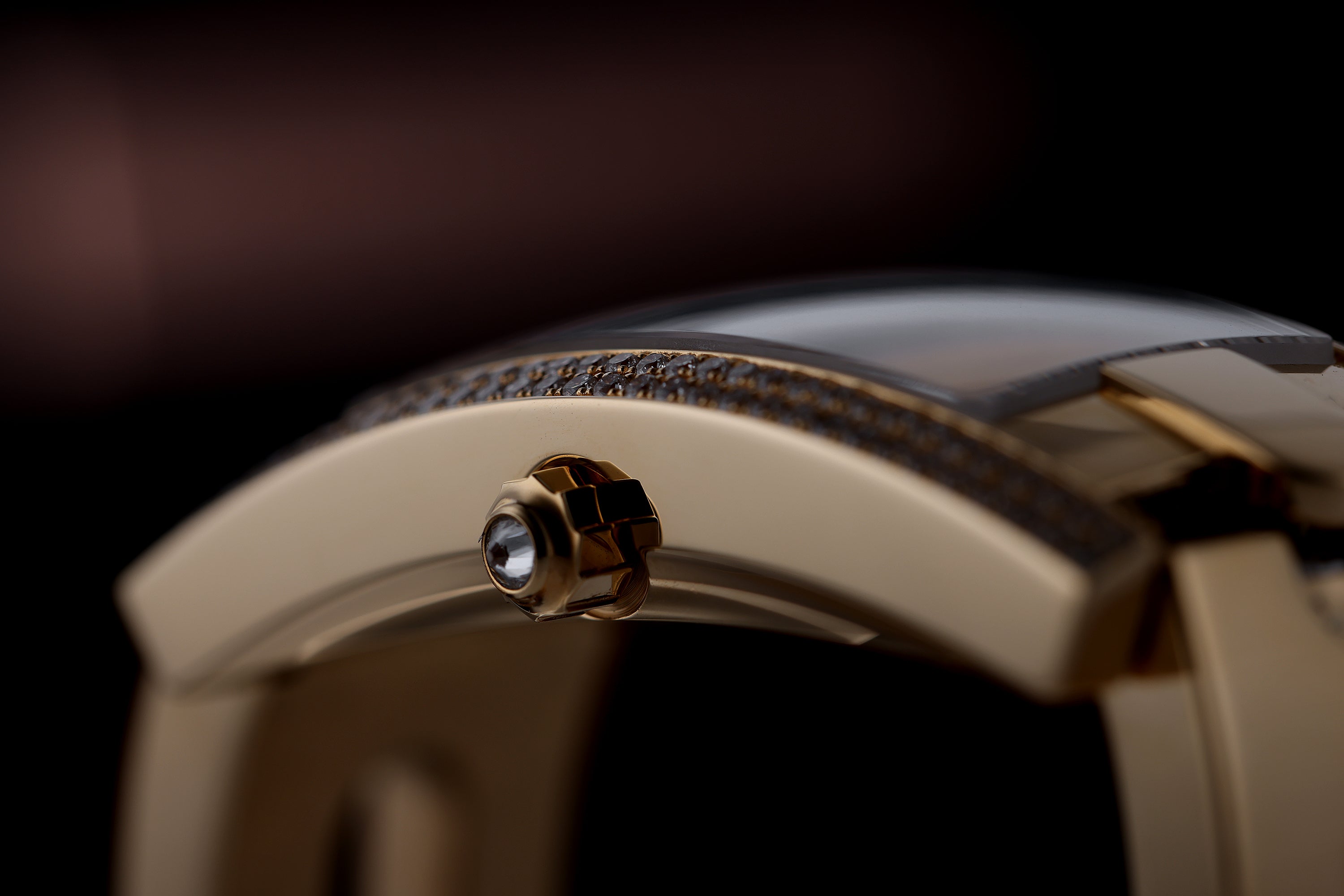 Harry Winston Avenue | REF. 330 LQG | White Mother of Pearl Dial | Diamond Bezel | 18k Yellow Gold | 19mm | Quartz | 2010s