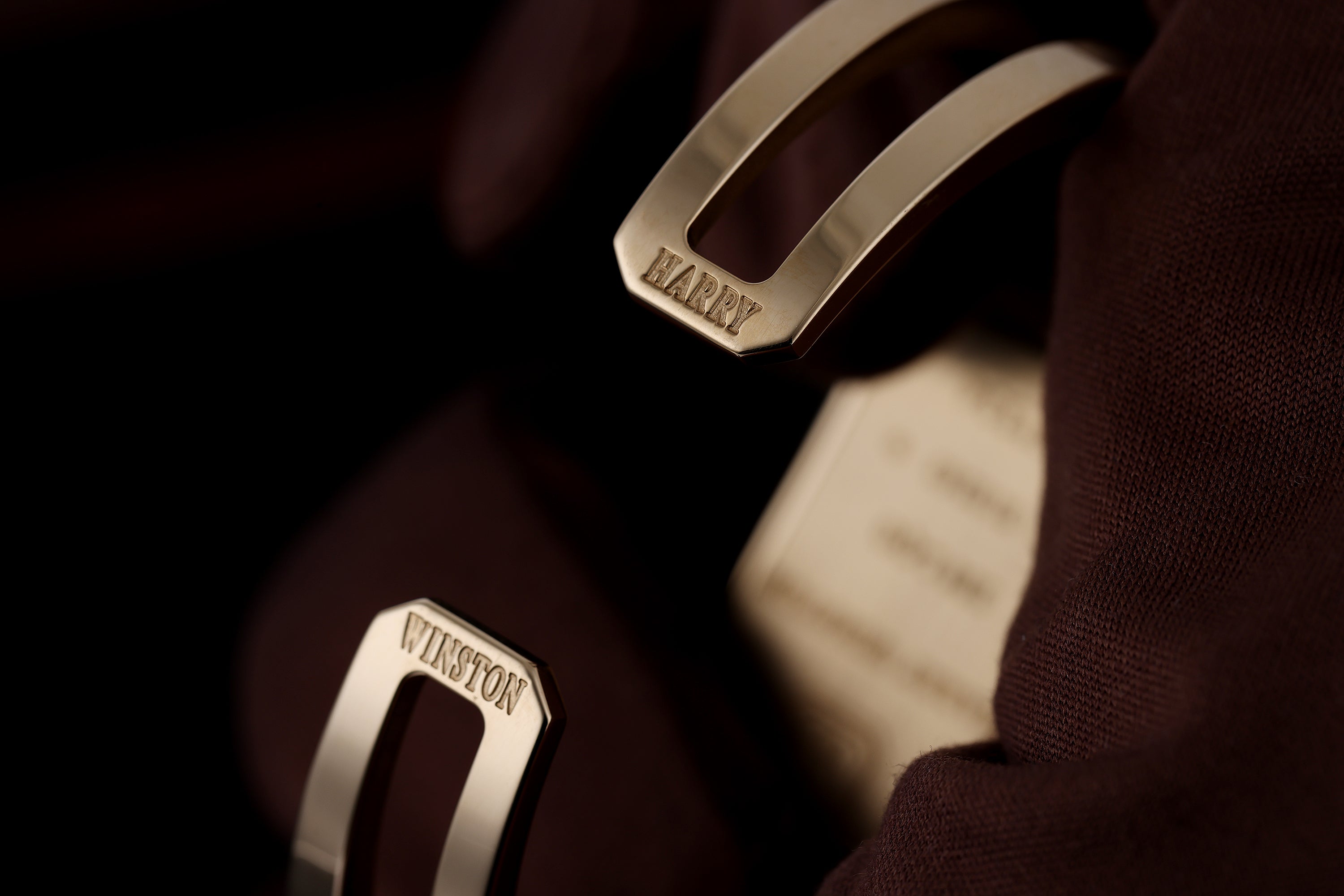 Harry Winston Avenue | REF. 330 LQG | White Mother of Pearl Dial | Diamond Bezel | 18k Yellow Gold | 19mm | Quartz | 2010s