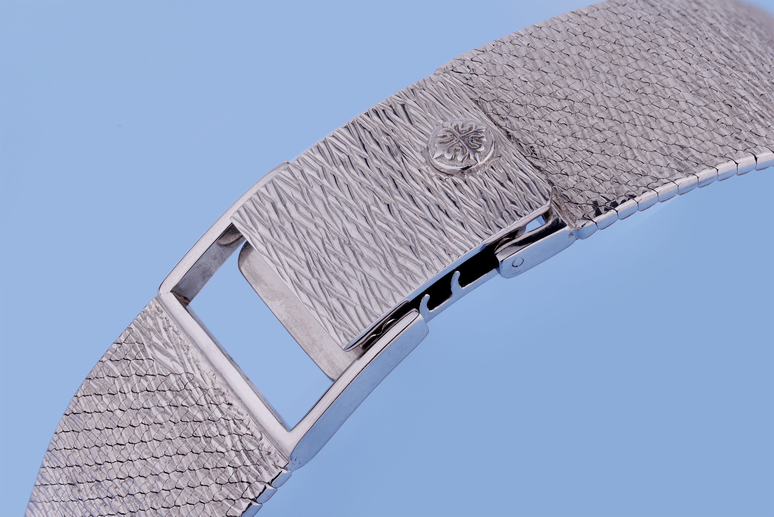 Patek Philippe Gondolo | REF. 3553/1 | Bark Finish | Manual Wind | 26mm | 18k White Gold | Circa 1970s