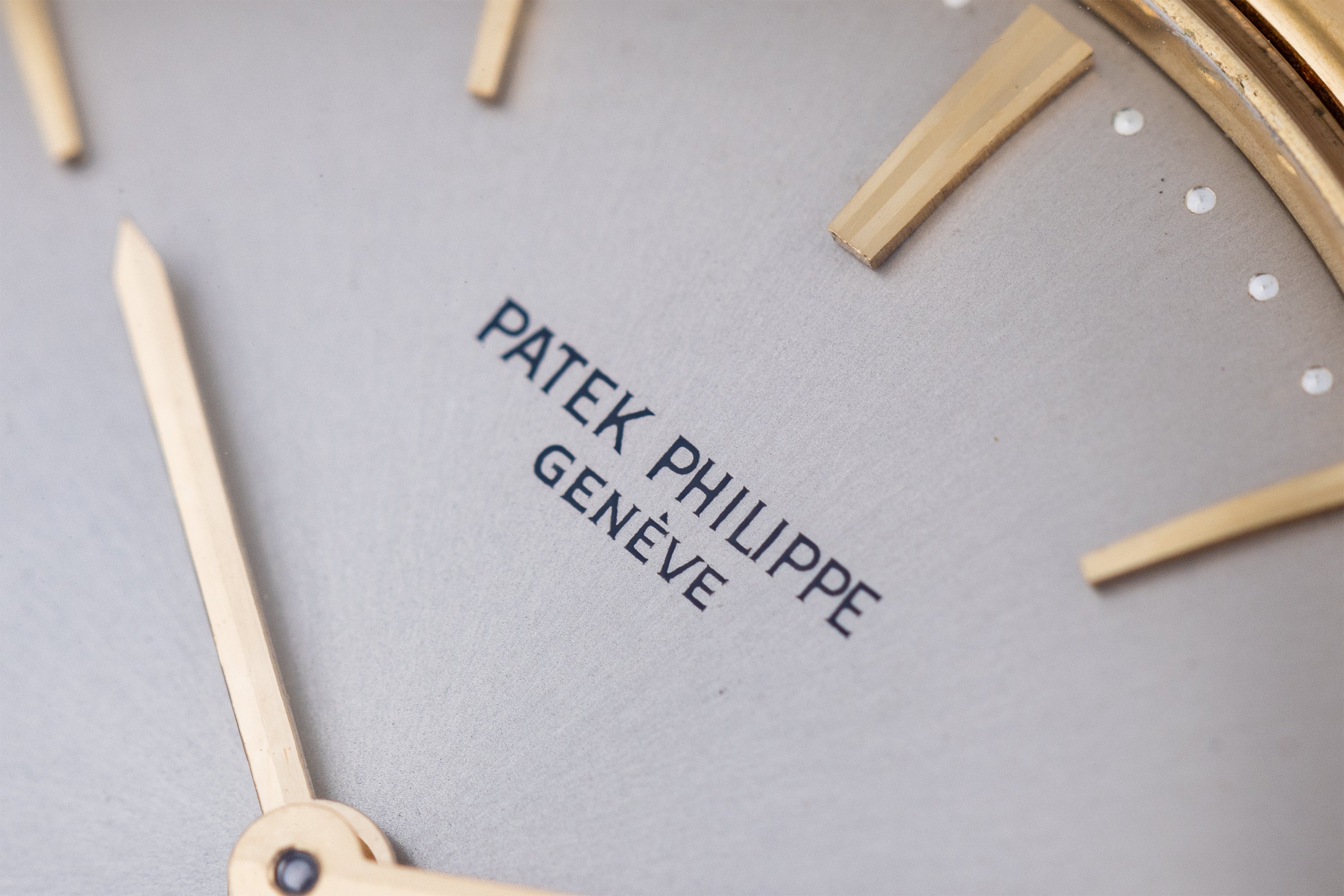 Patek Philippe Calatrava | REF. 3514 | 1966 | Silvered Dial | 18k Yellow Gold | 33.7mm