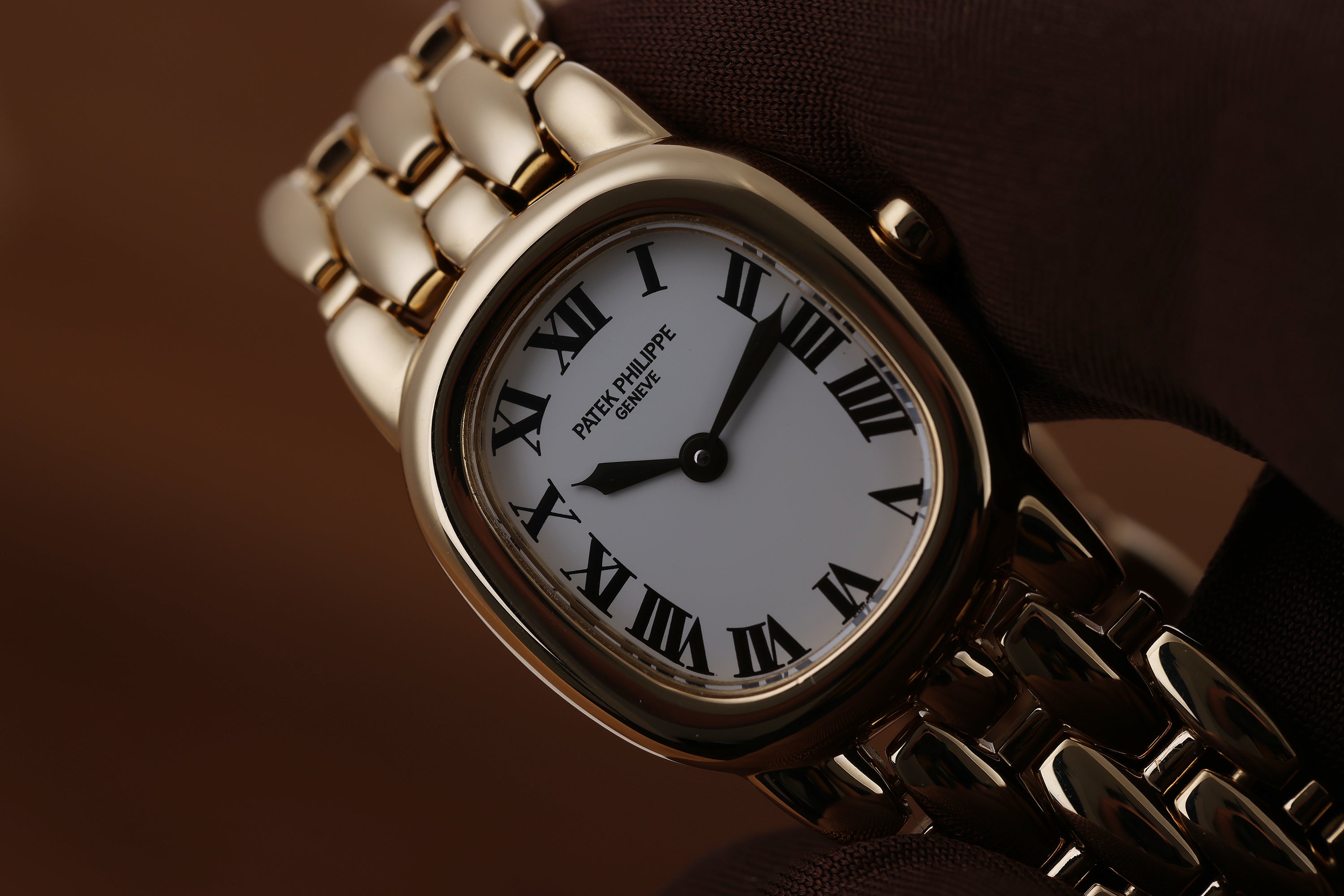 Patek Philippe Golden Ellipse Lady | REF. 4830/1J-001 | 18k Yellow Gold | White Dial | Circa 2000's