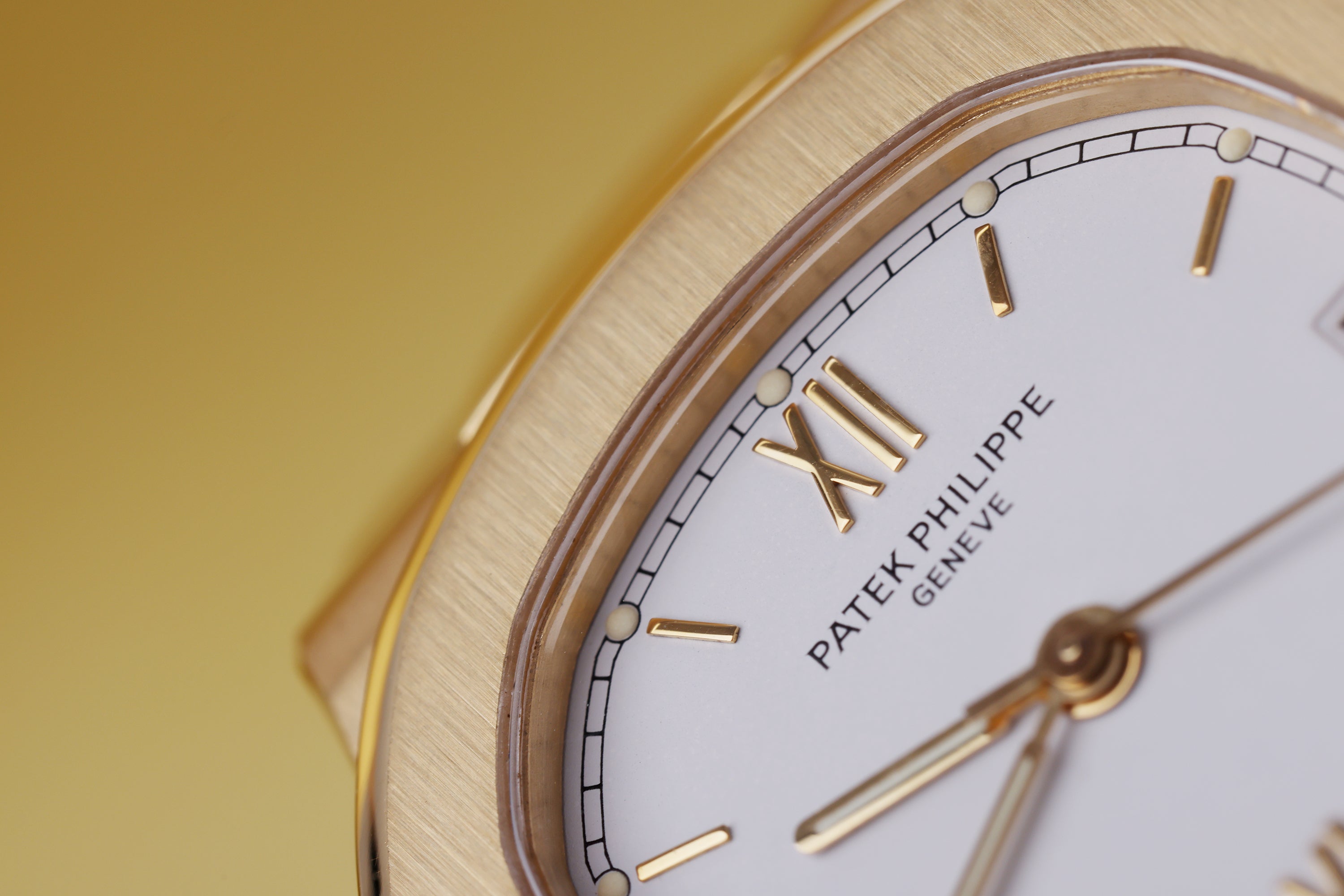 Patek Philippe Nautilus | REF. 3800/1J | White Dial - Baton & Roman Numerals | 38mm | 18k Yellow Gold