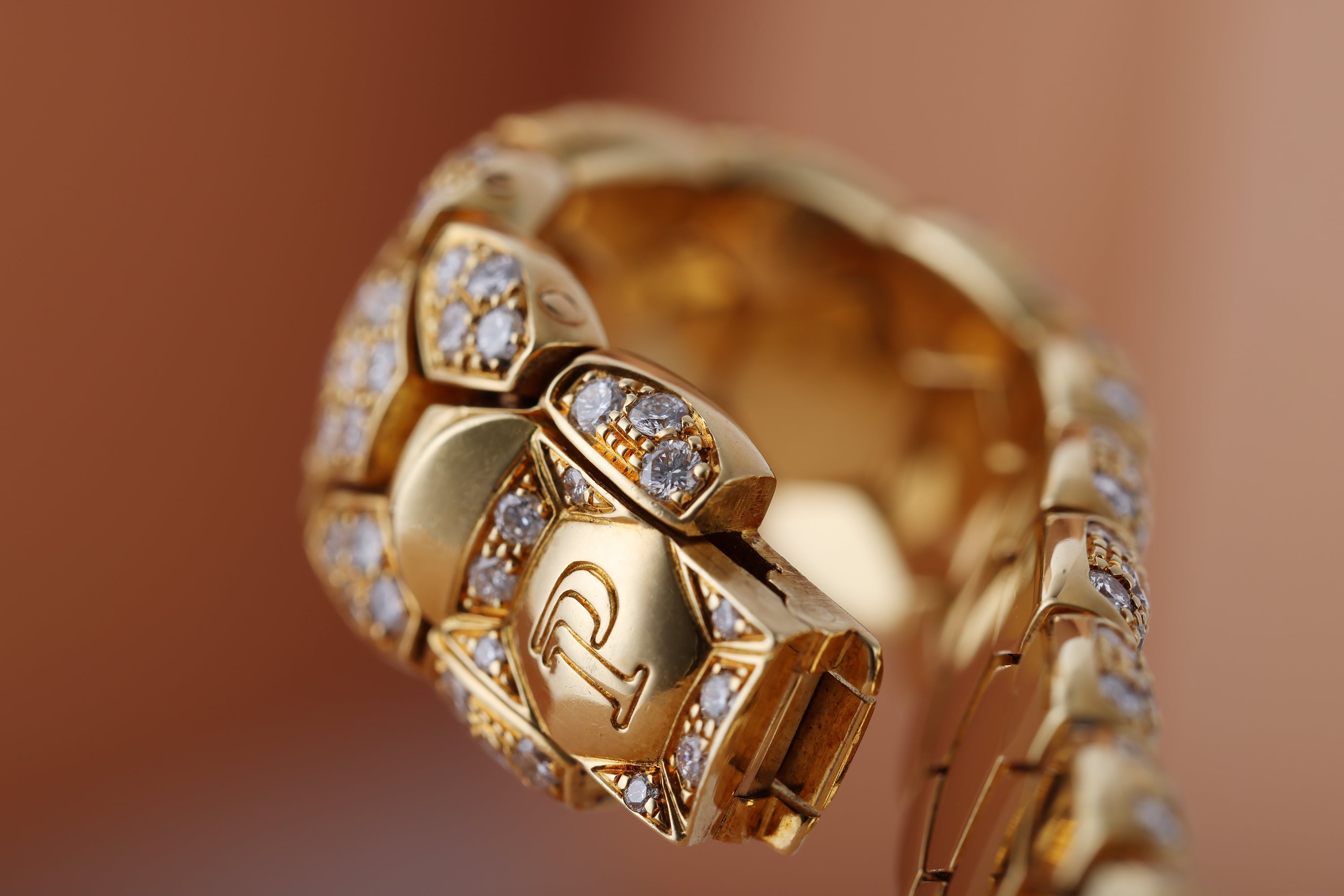 Piaget Glancy Ladies Diamond Watch | REF. 5985 | Mother of Pearl & Pave Diamond Honeycomb | 19.5mm | 18k Yellow Gold | 1996 | Quartz