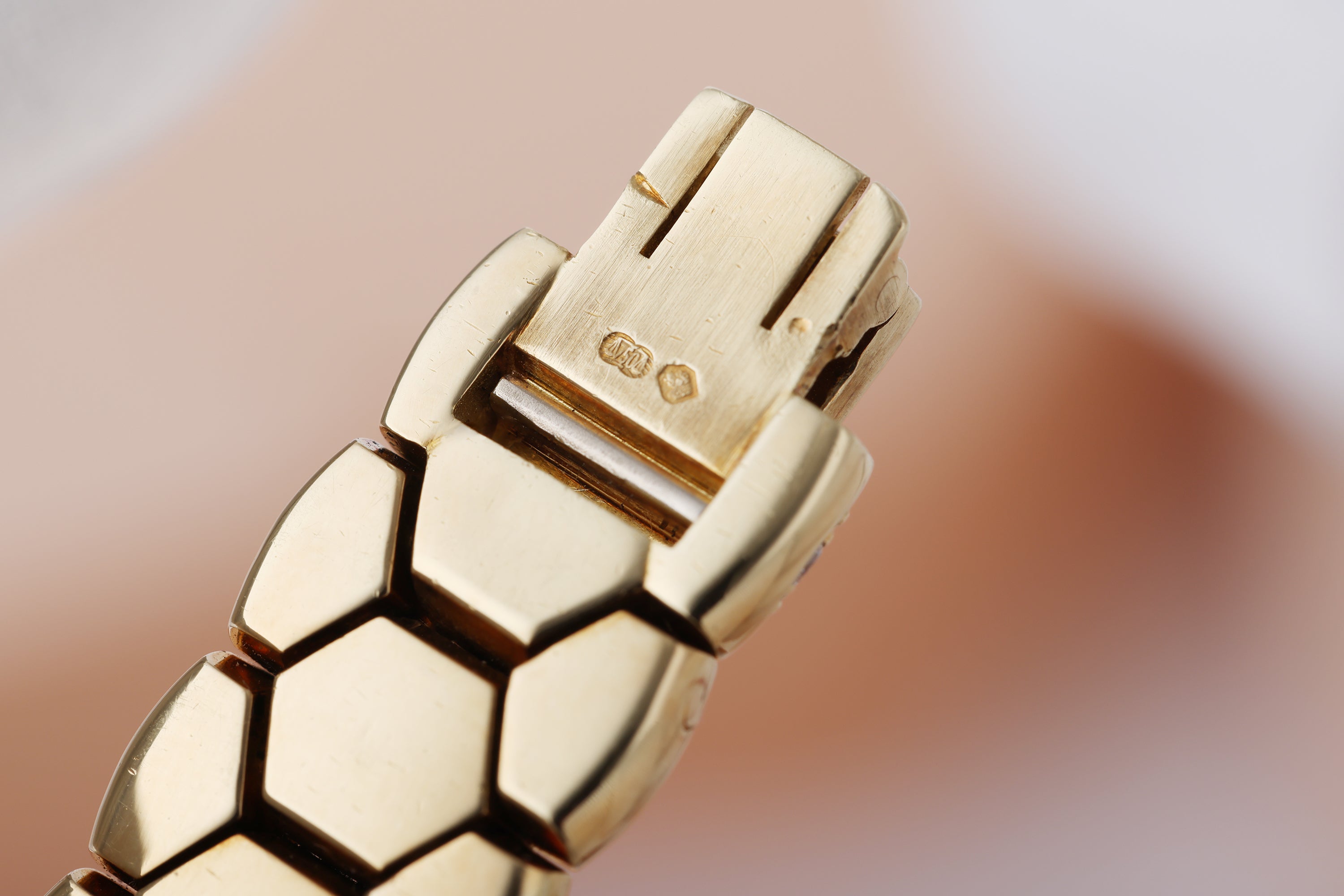 Piaget Glancy Ladies Diamond Watch | REF. 5985 | Mother of Pearl & Pave Diamond Honeycomb | 19.5mm | 18k Yellow Gold | 1996 | Quartz