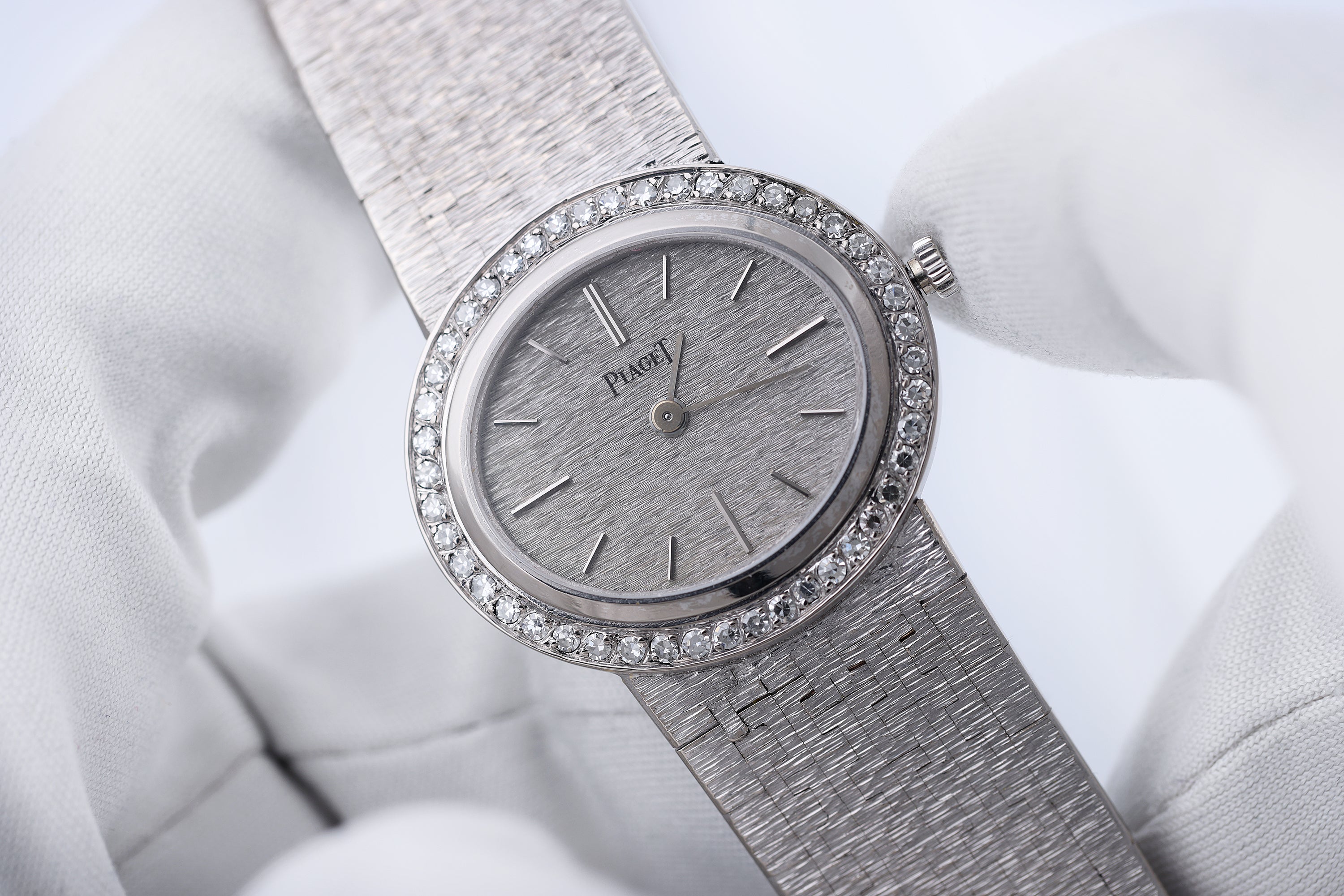 Piaget Vintage Ladies Wristwatch | REF. 9335 A6 | 18k White Gold | Diamond Bezel | 1980's