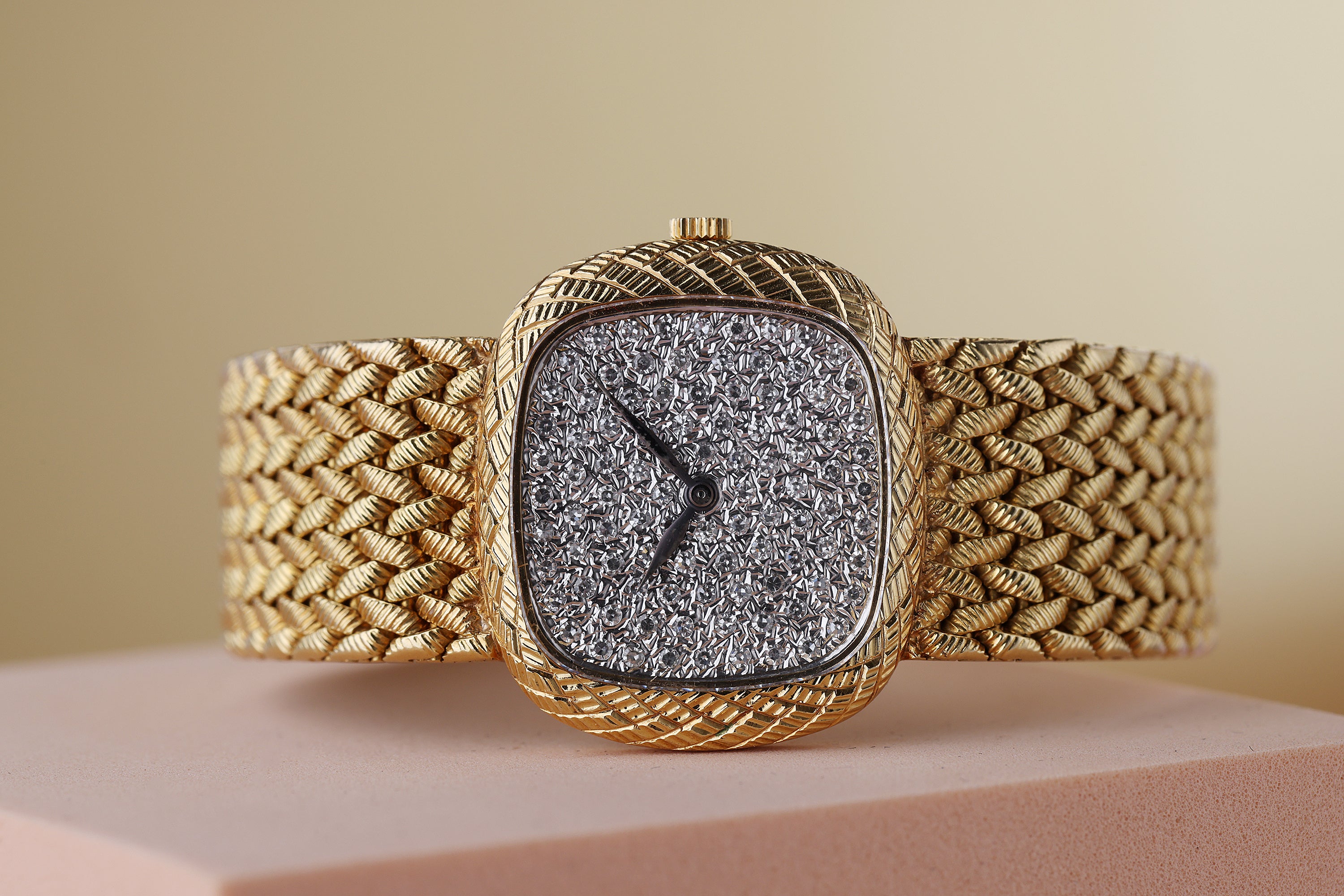 Piaget Vintage Ladies Wristwatch | REF. 9451 D 3 | Pavé Diamond Dial | 18k Yellow Gold | 26mm | 1970s