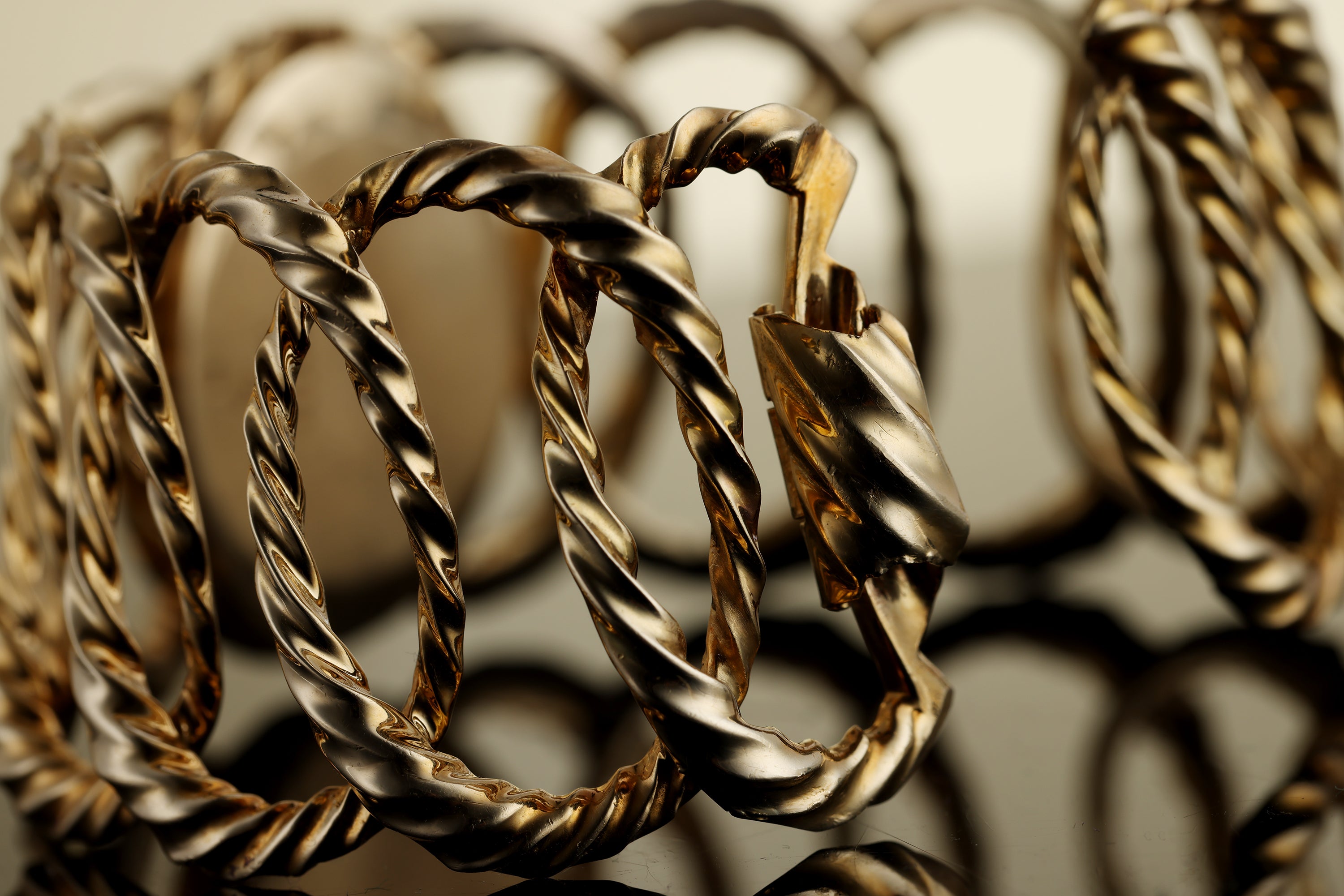 Piaget 'Esclave' Cuff Watch | REF. 9855 D 35 | Lapis Lazuli Dial | 18k Yellow Gold | 32mm | 1970s