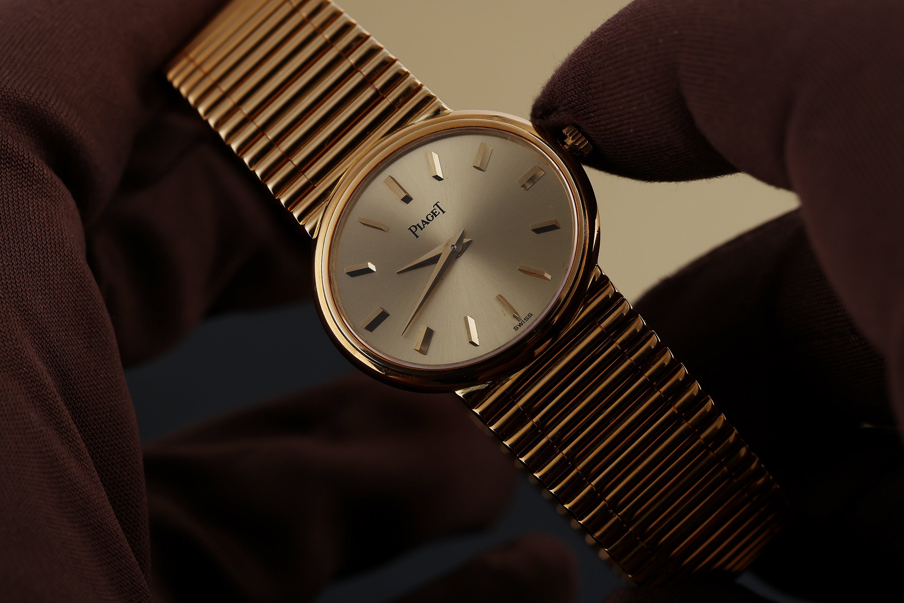 Unworn Piaget Vintage Wristwatch | REF. 9802 G 1 | Gold Dial - 3D Numerals | 27mm | 18k Yellow Gold | Manual Wind | 1981