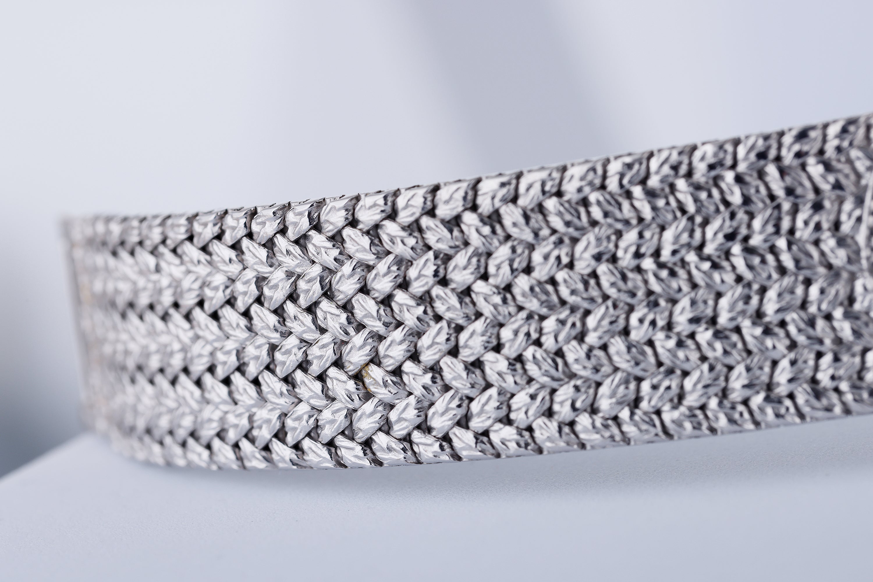 Piaget Vintage Ladies Wristwatch | Sapphire Dial & Diamond Bezel | REF. 9826 D 2 | Manual Wind | 18K White Gold | 24mm