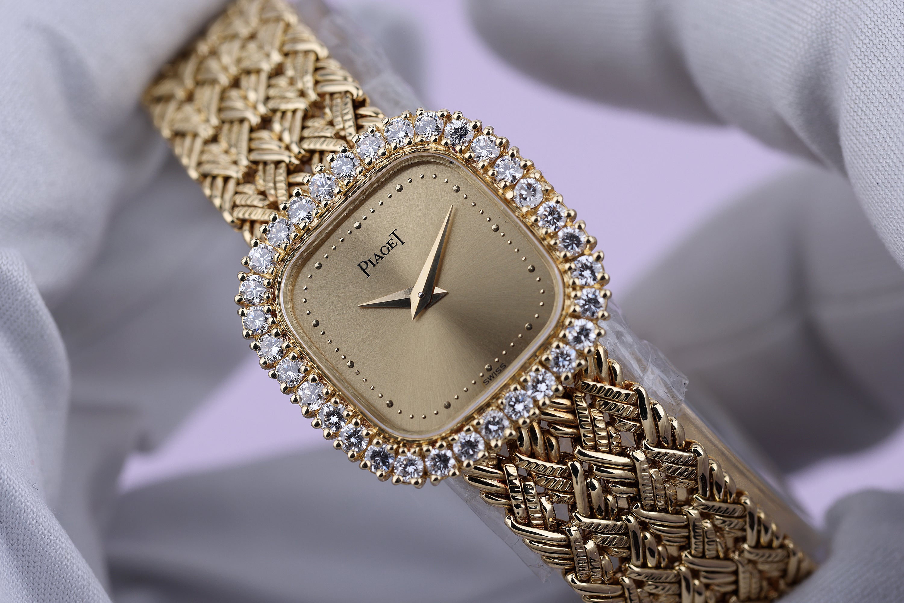 Piaget 1990s Ladies Wristwatch | REF. 4906 D 14 | Diamond Bezel | 23mm | Manual Wind | 18k Yellow Gold