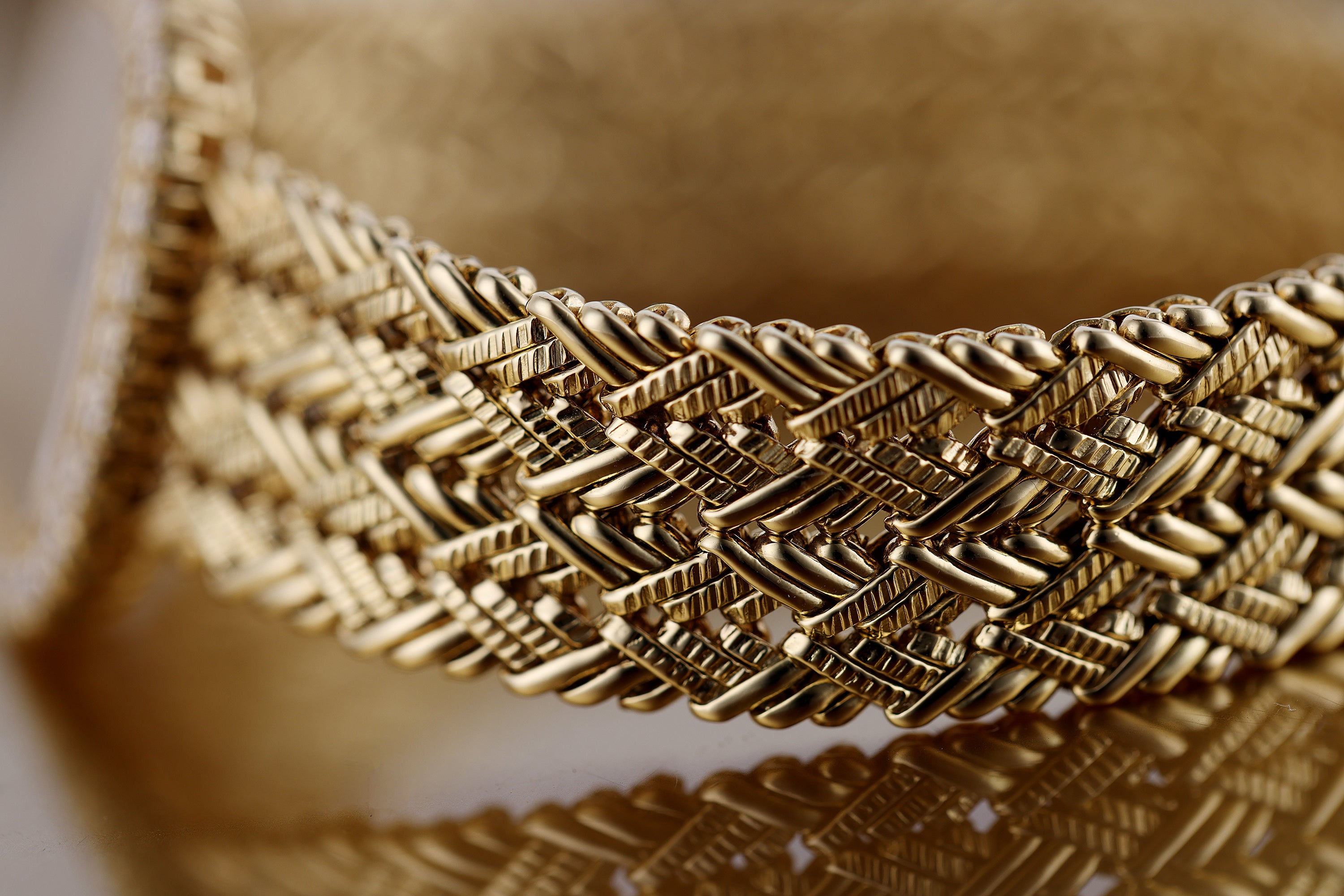 Piaget 1990s Ladies Wristwatch | REF. 4906 D 14 | Diamond Bezel | 23mm | Manual Wind | 18k Yellow Gold