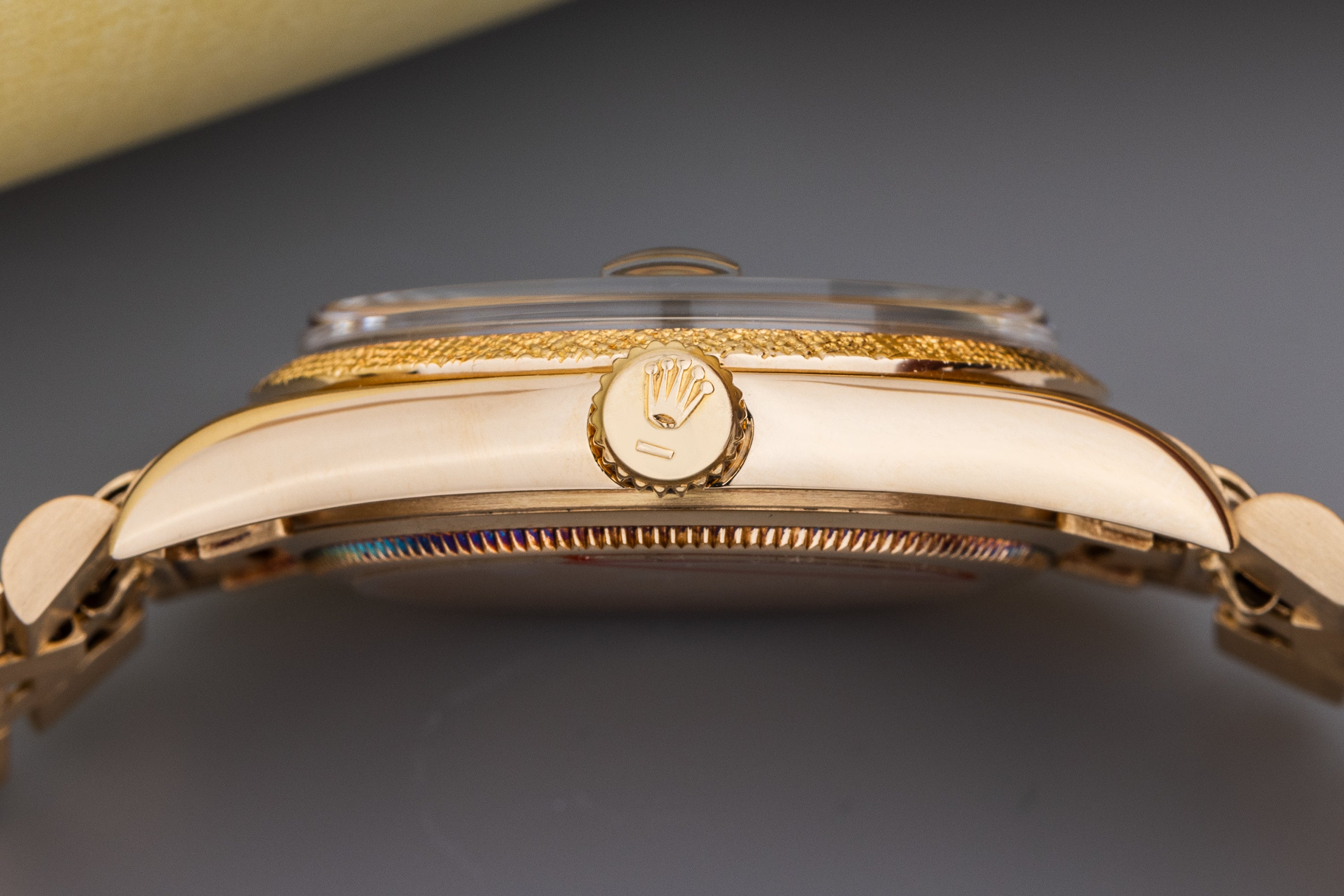 Rolex DateJust 36 | REF. 1600 | Grey Dial | 18k Yellow Gold | 1977 | Grained Texture Bezel & Bracelet