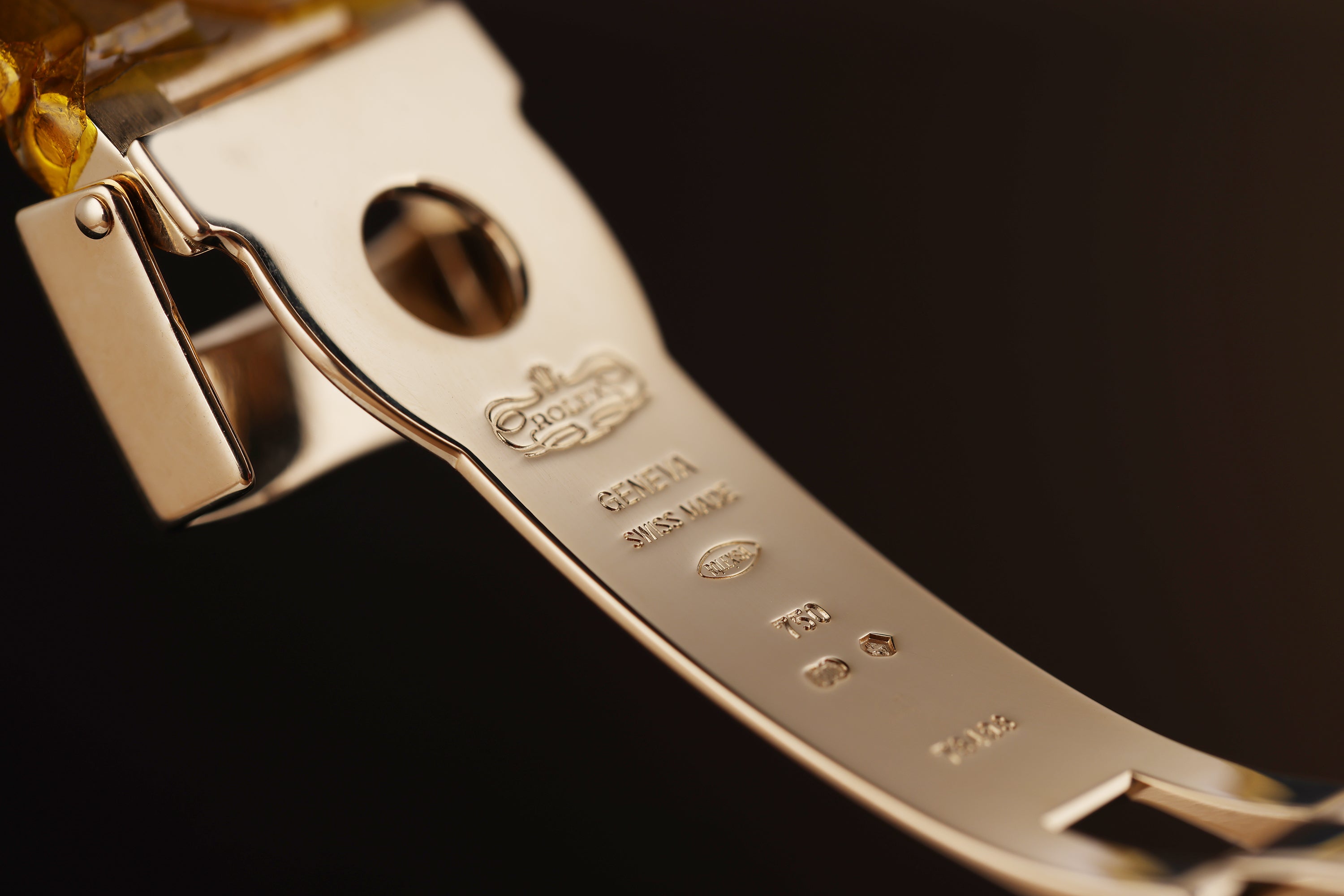 Rolex Daytona | REF. 116528 | White Mother of Pearl Diamond Dial | Box & Papers | 18k Yellow Gold | 2007