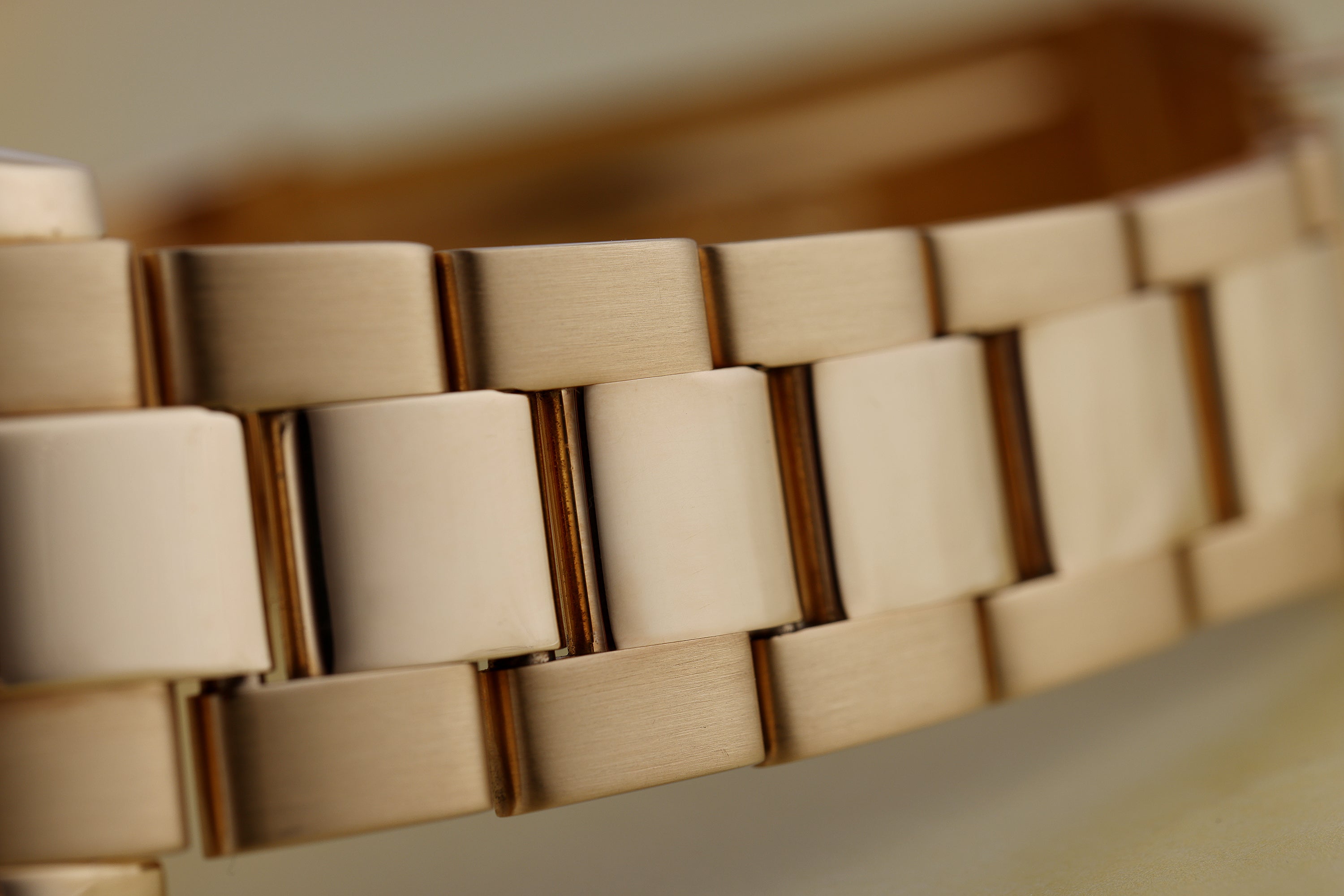 Rolex Yacht-Master | REF. 16628 | Mother of Pearl & Ruby Dial | 18k Yellow Gold | 40mm | 2002