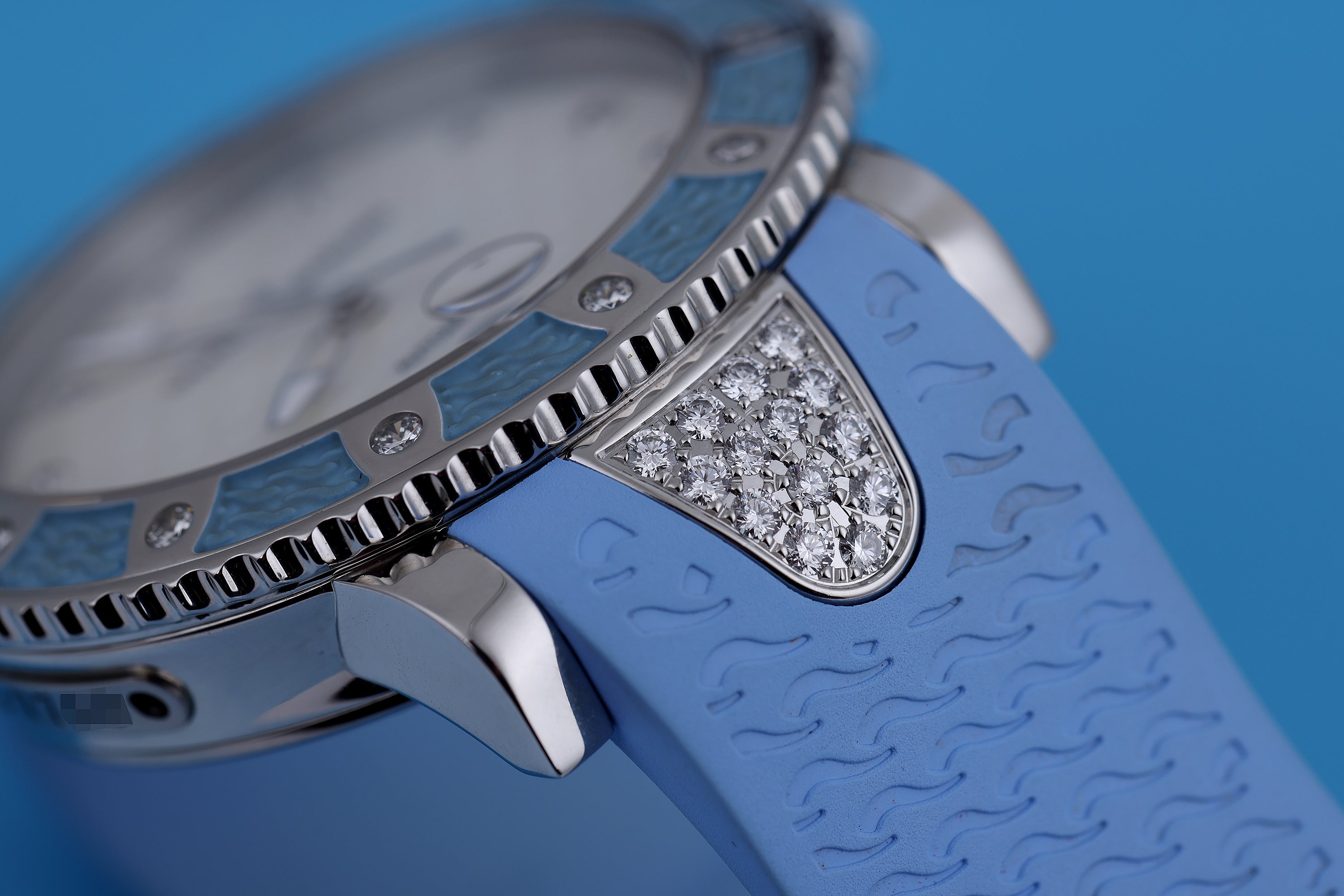 Ulysse Nardin Diver | REF. 8103-101 | White Mother of Pearl Dial | Blue Rubber & Diamond Bezel | Stainless Steel | 40.5mm | 2010s