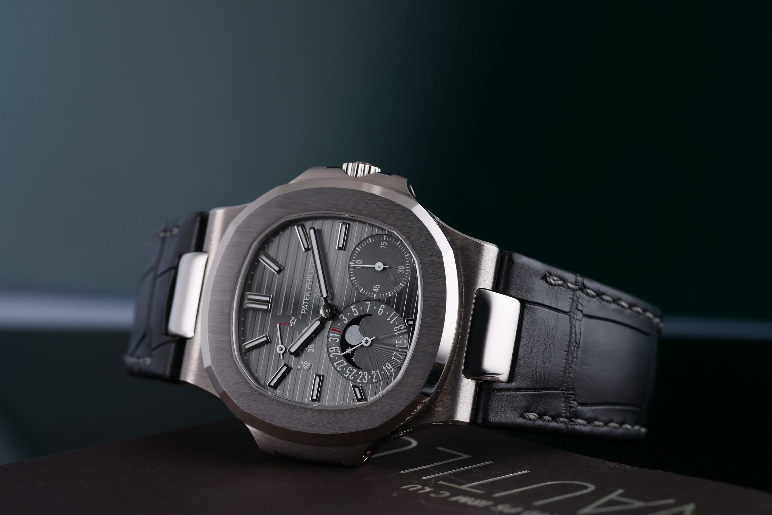 Nautilus_Gray_Dial_02