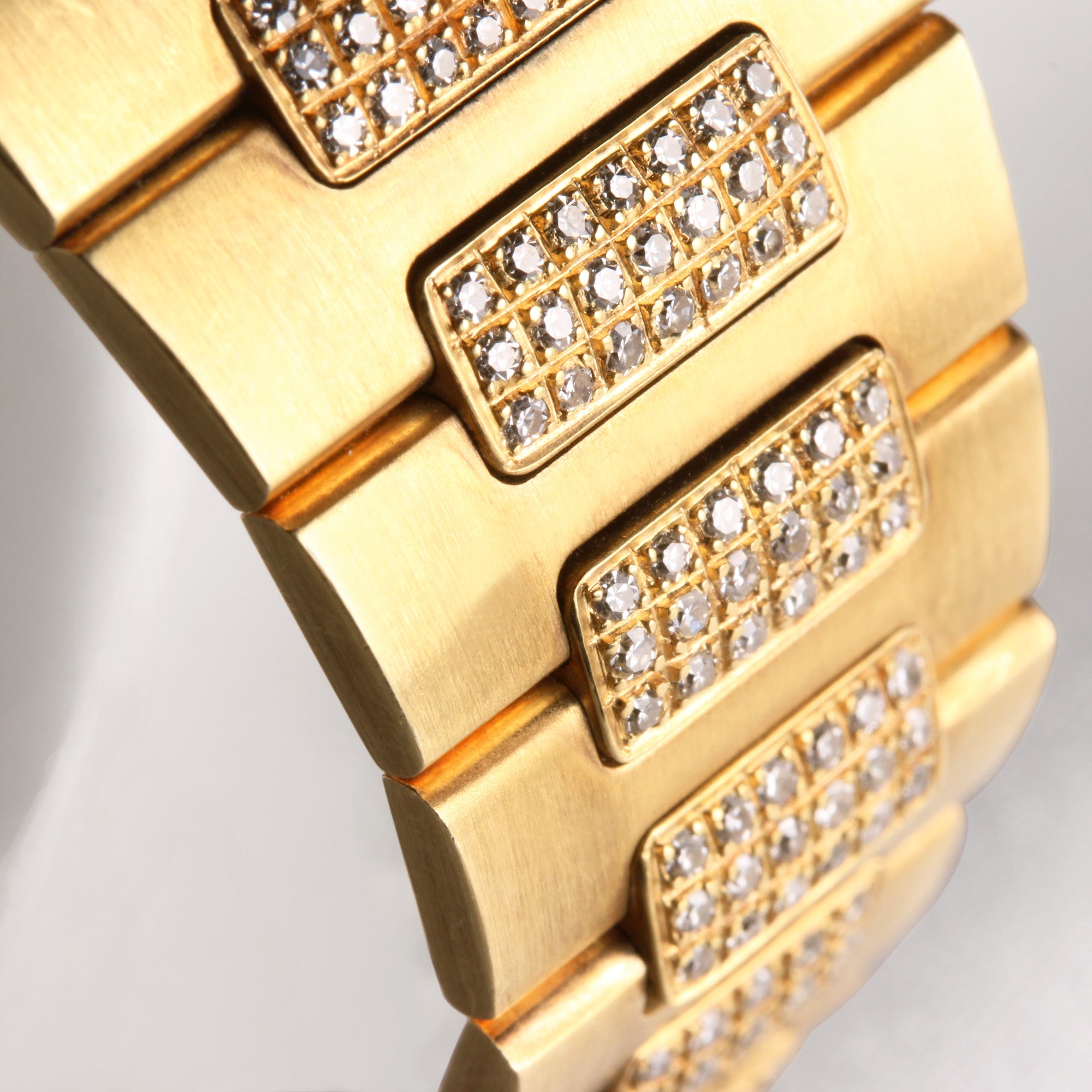 Patek Philippe Nautilus 3800 005 Diamond 18K Yellow Gold Second Hand Watch Collectors 7