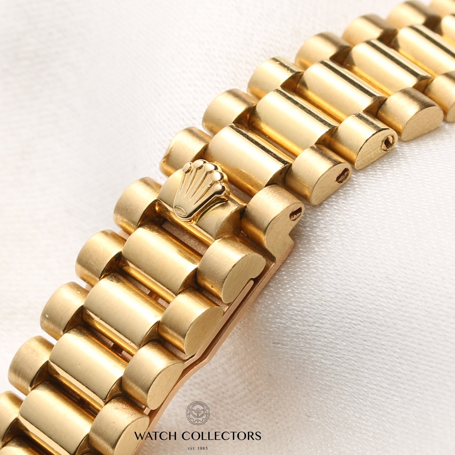 Rolex Lady DateJust 69068 Diamond & Sapphire Bezel Vingette Degrading Degrade Dial Crown Collection 18K Yellow Gold Second Hand Watch Collectors 10