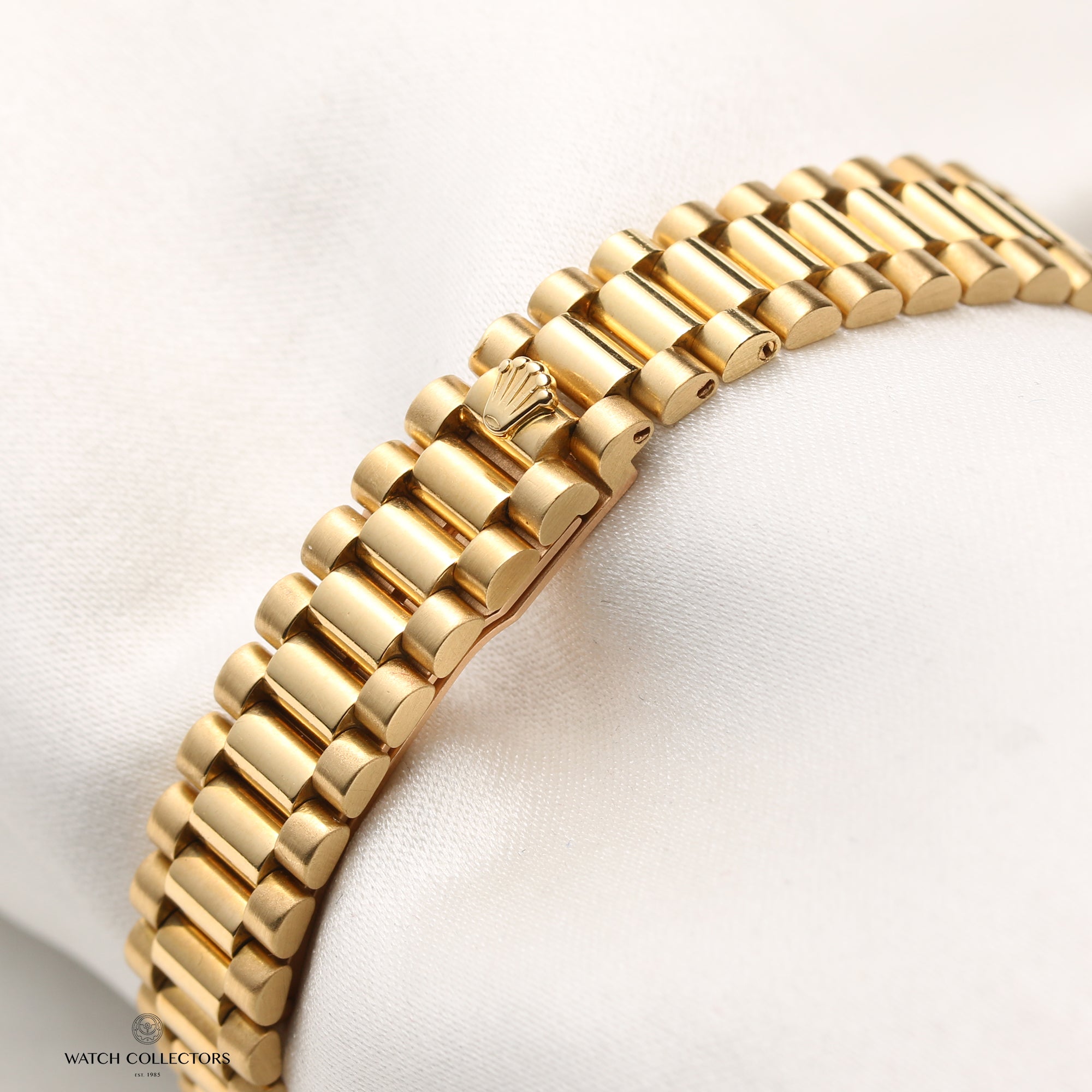 Rolex Lady DateJust 69068 Diamond & Sapphire Bezel Vingette Degrading Degrade Dial Crown Collection 18K Yellow Gold Second Hand Watch Collectors 8