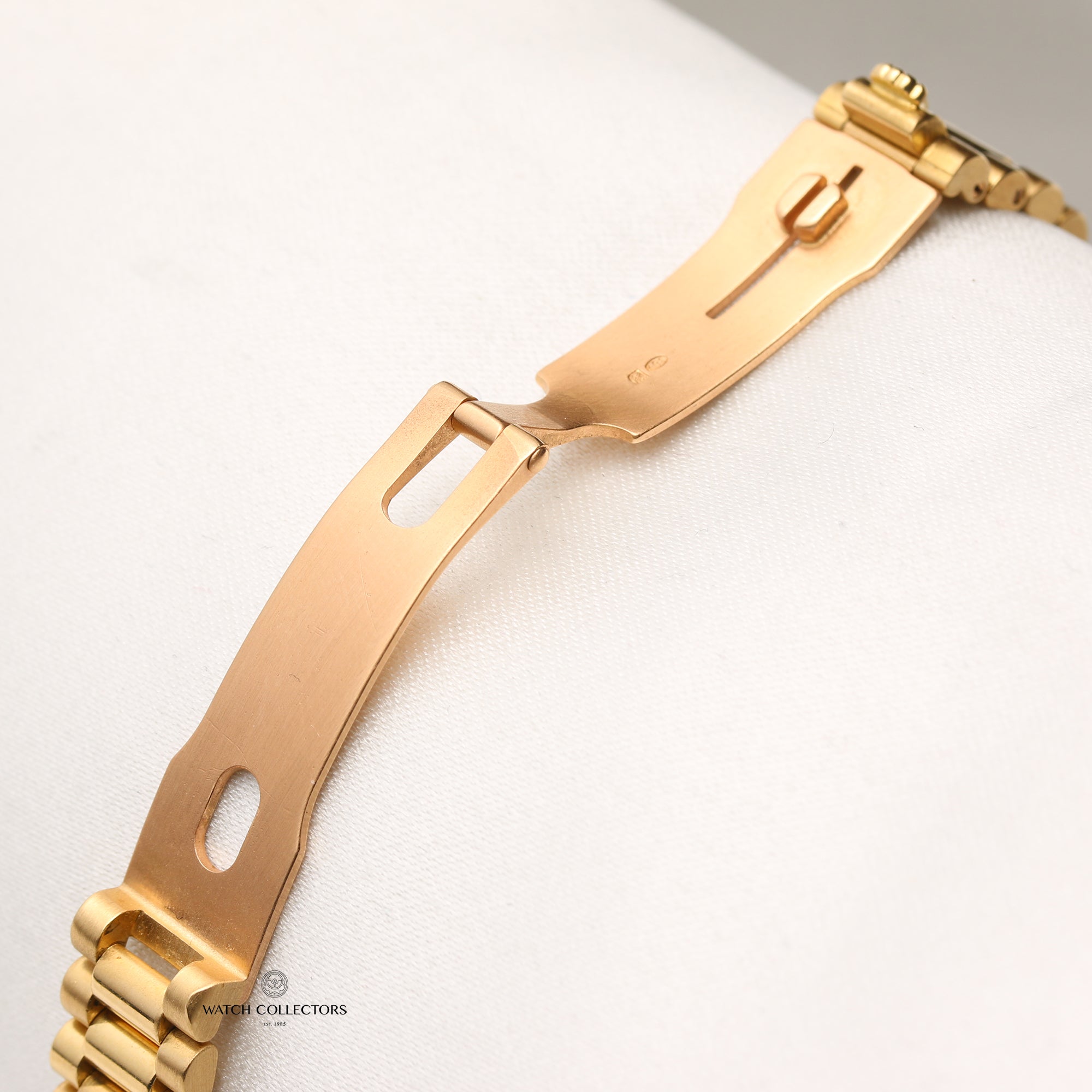 Rolex Lady DateJust 69068 Diamond & Sapphire Bezel Vingette Degrading Degrade Dial Crown Collection 18K Yellow Gold Second Hand Watch Collectors 9