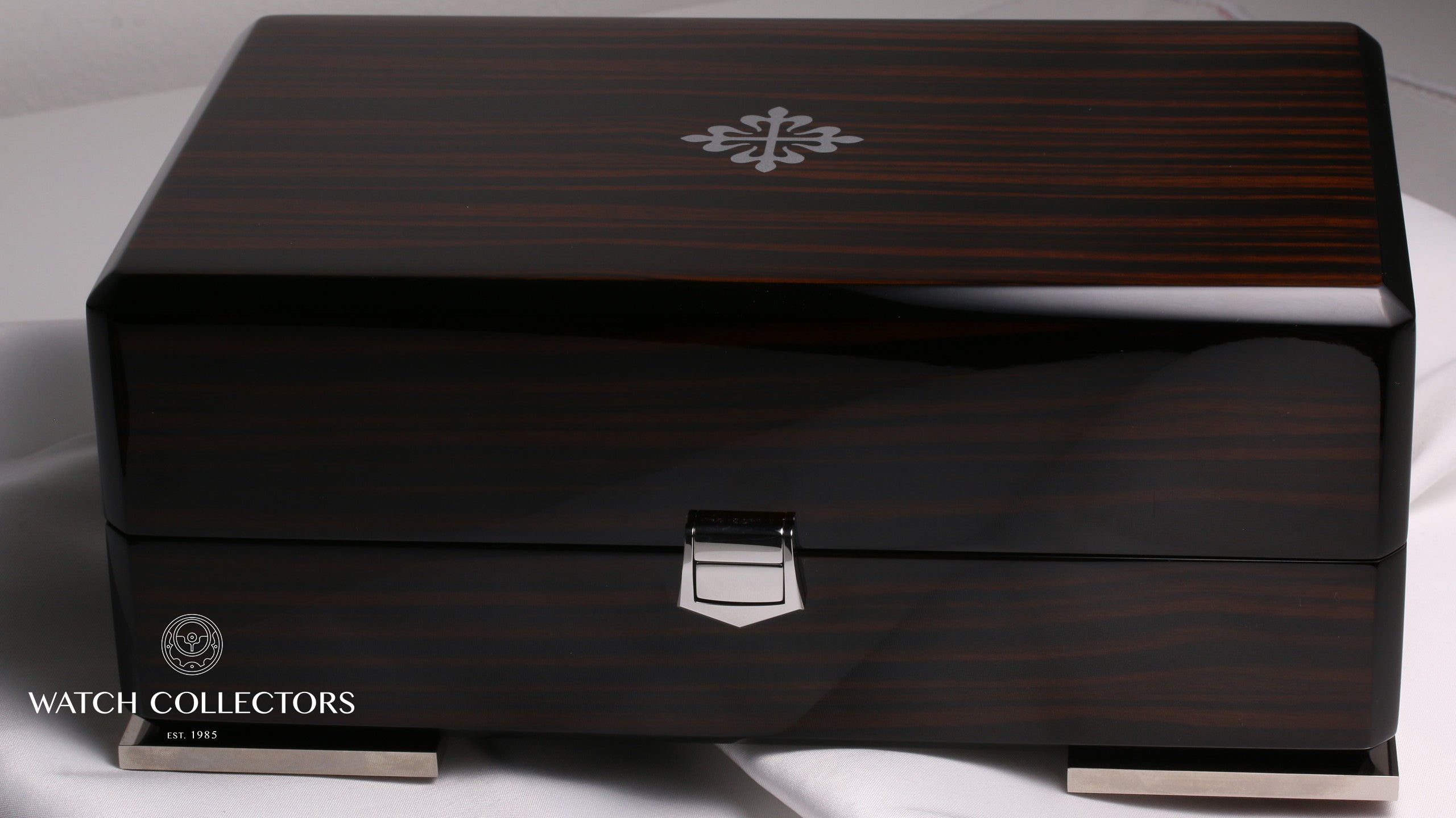 patek_philippe_annual_calendar_50371g-001_18k_white_gold_diamond_second_hand_watch_collectors_12_