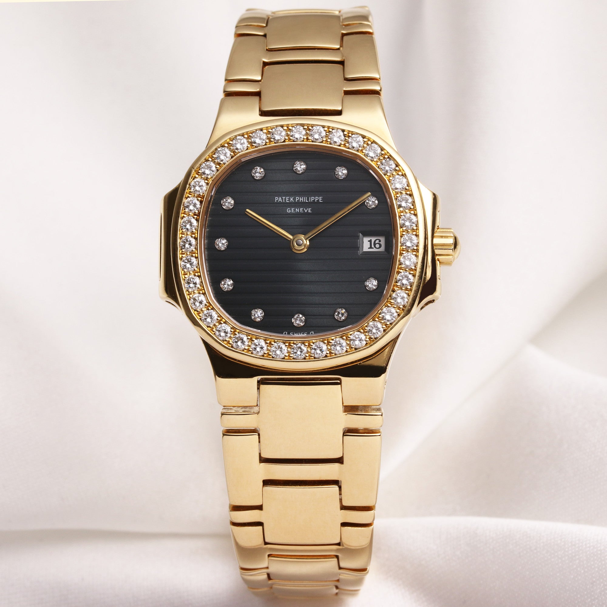 patek_philippe_lady_nautilus_4700_2j_18k_diamond_second_hand_watch_collectors 1