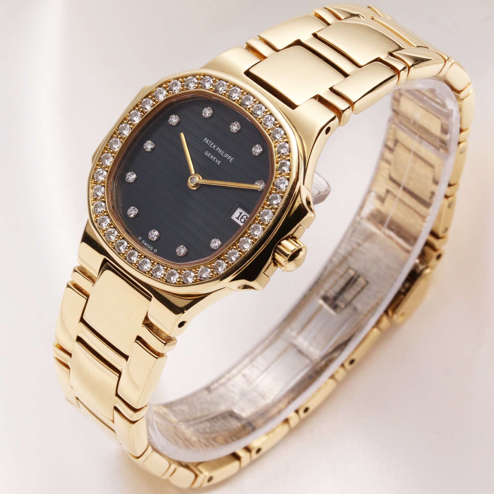 patek_philippe_lady_nautilus_4700_2j_18k_diamond_second_hand_watch_collectors 3