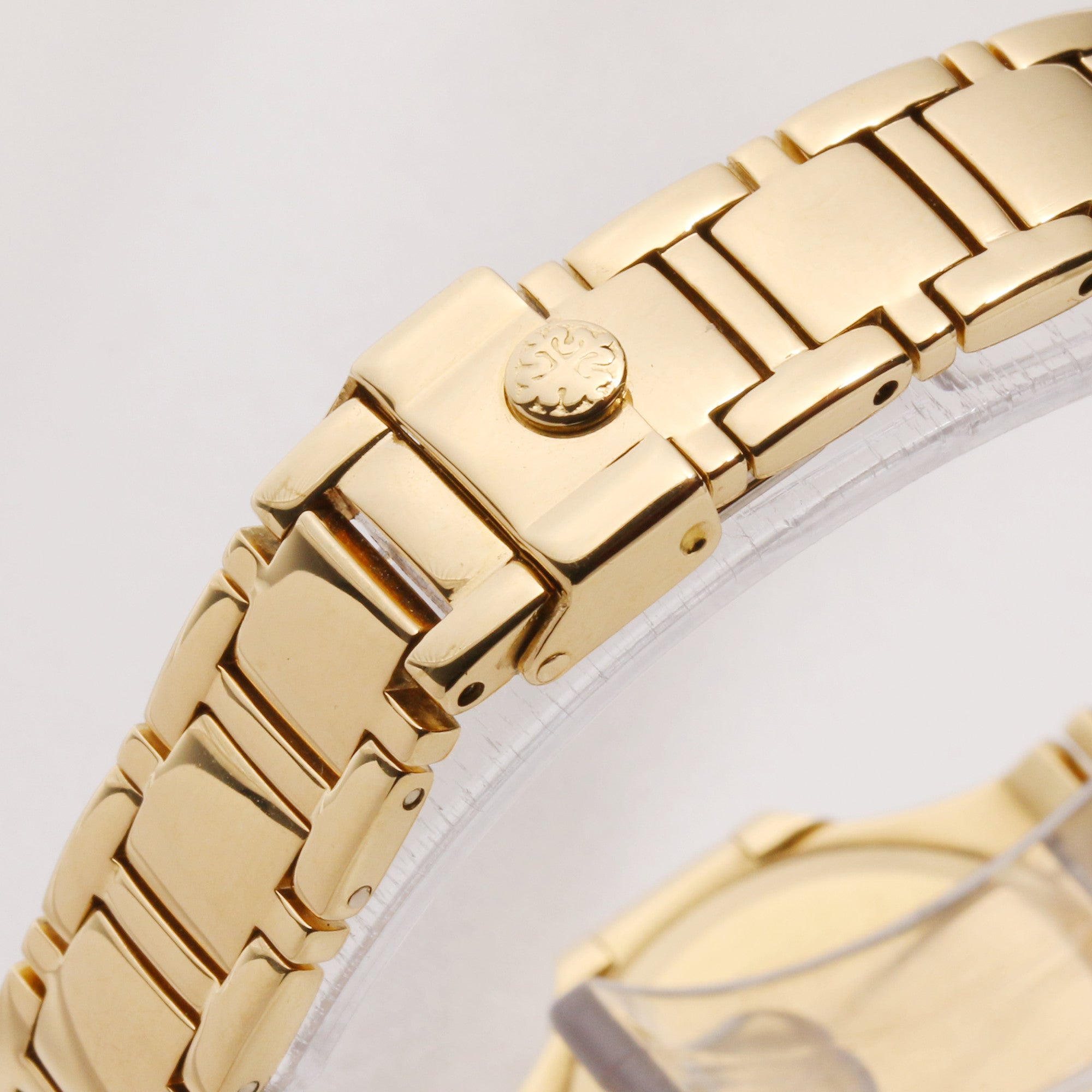 patek_philippe_lady_nautilus_4700_2j_18k_diamond_second_hand_watch_collectors 6