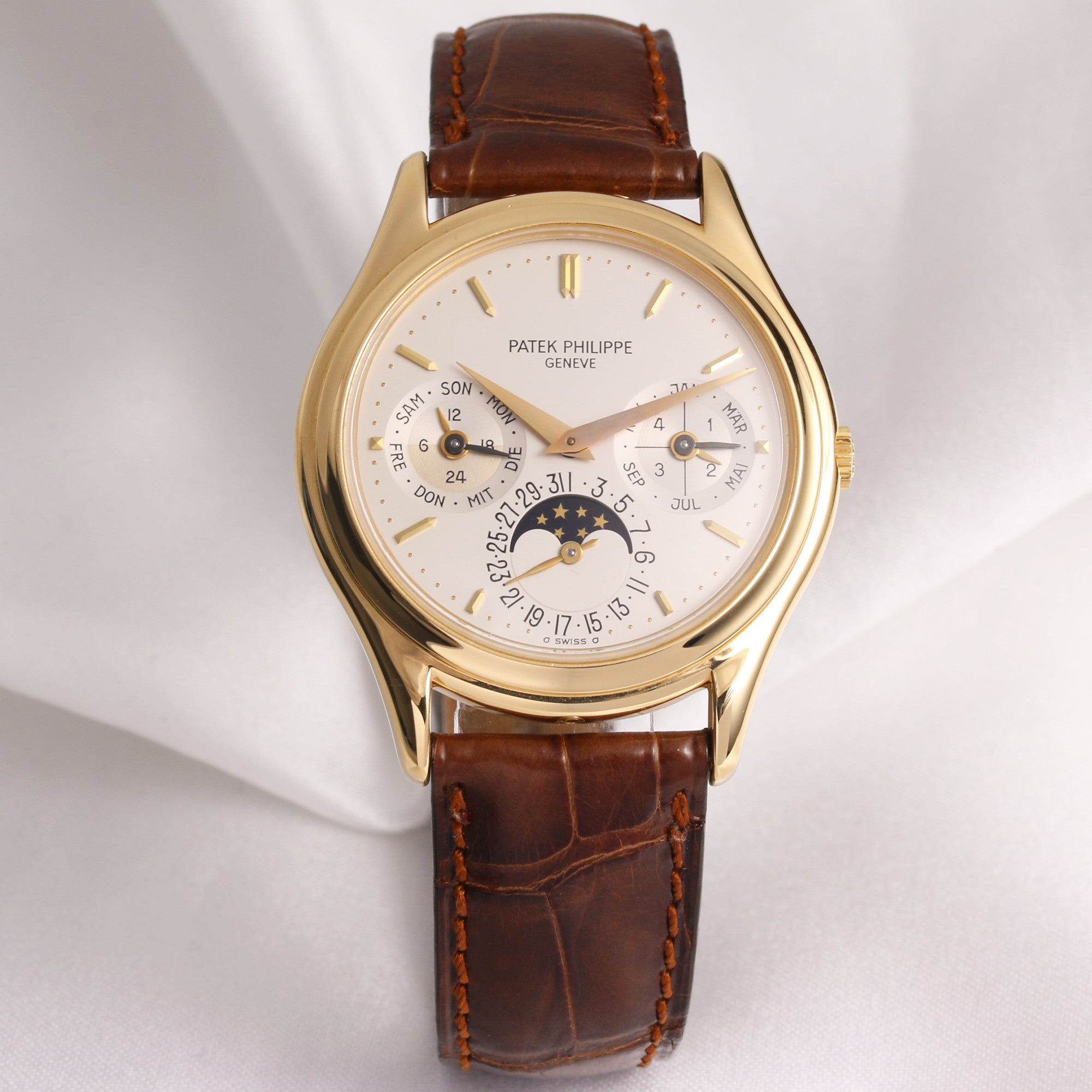 patek_philippe_perpetual_calendar_3940_18k_yellow_gold_second_hand_watch_collectors_1.jpg