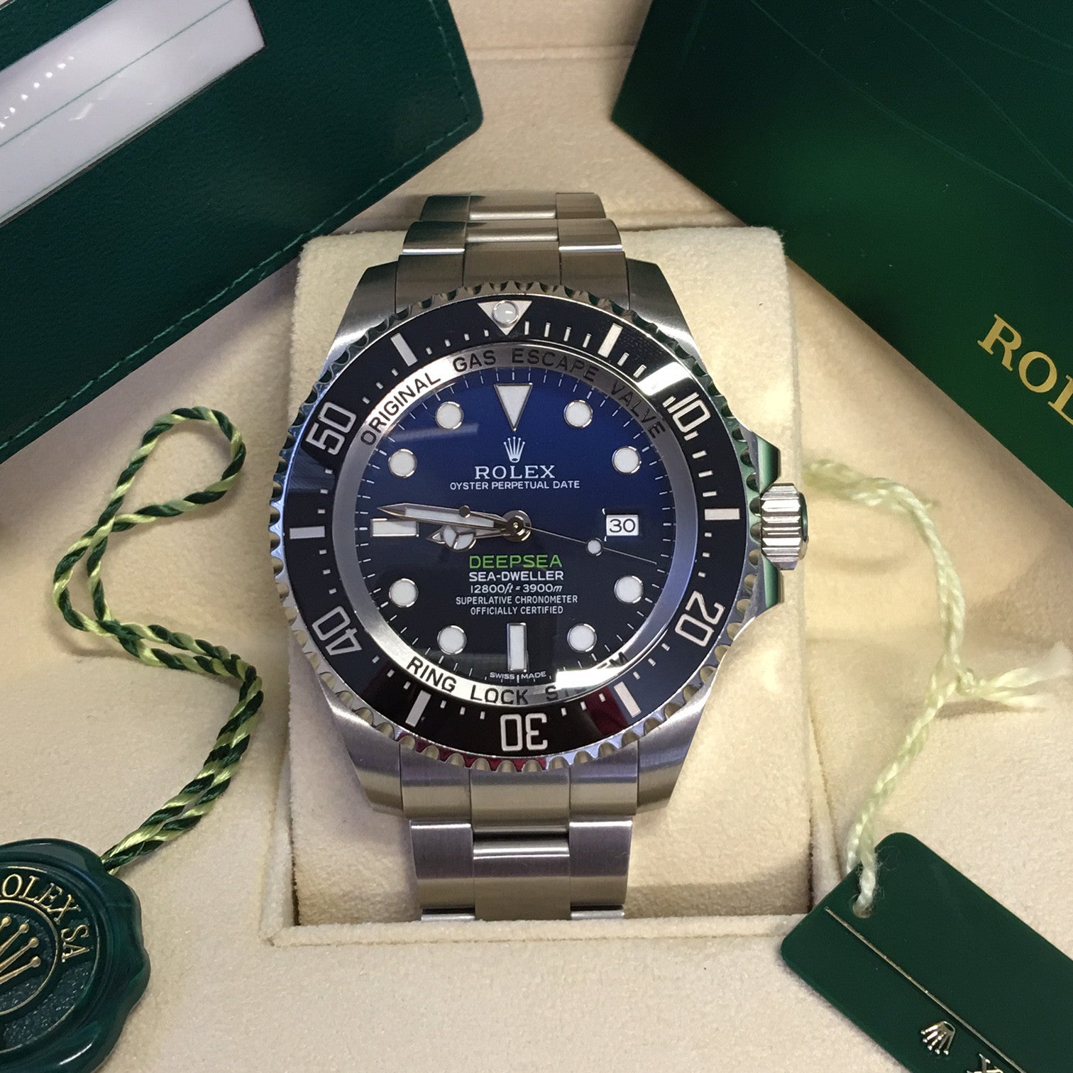 rolex_sea-dweller_d-blue_james_cameron_second_hand_watch_collectors_1.jpg