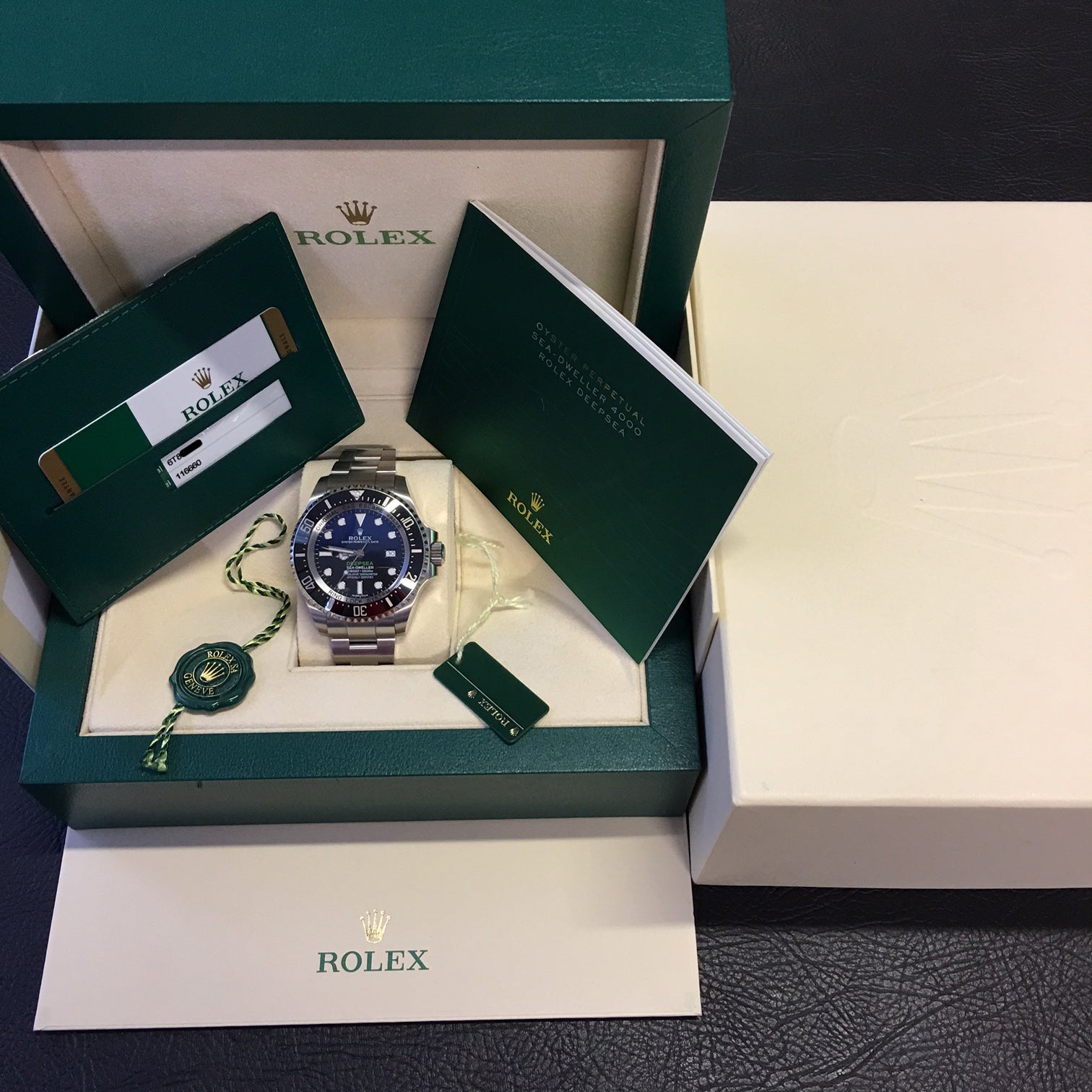 rolex_sea-dweller_d-blue_james_cameron_second_hand_watch_collectors_2_.jpg