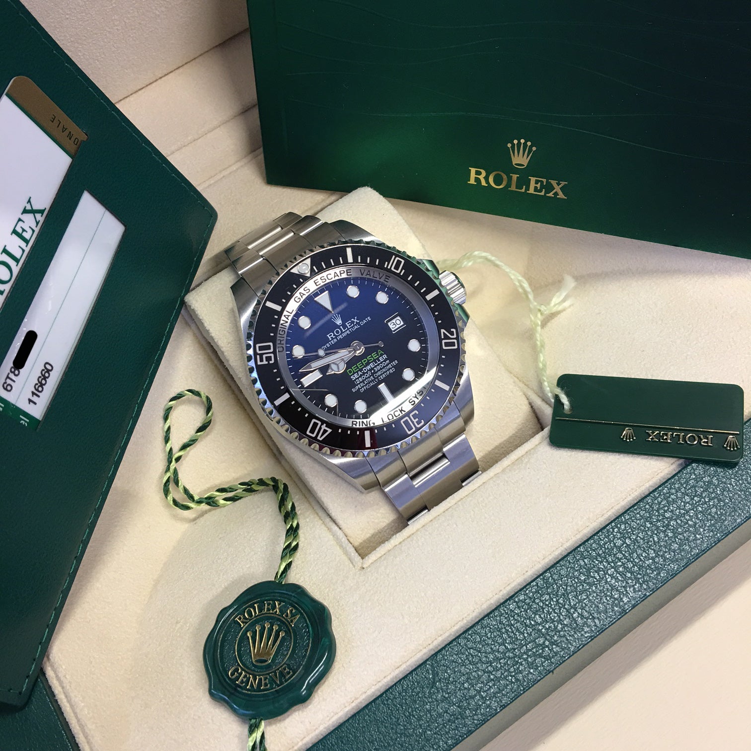 rolex_sea-dweller_d-blue_james_cameron_second_hand_watch_collectors_3_.jpg