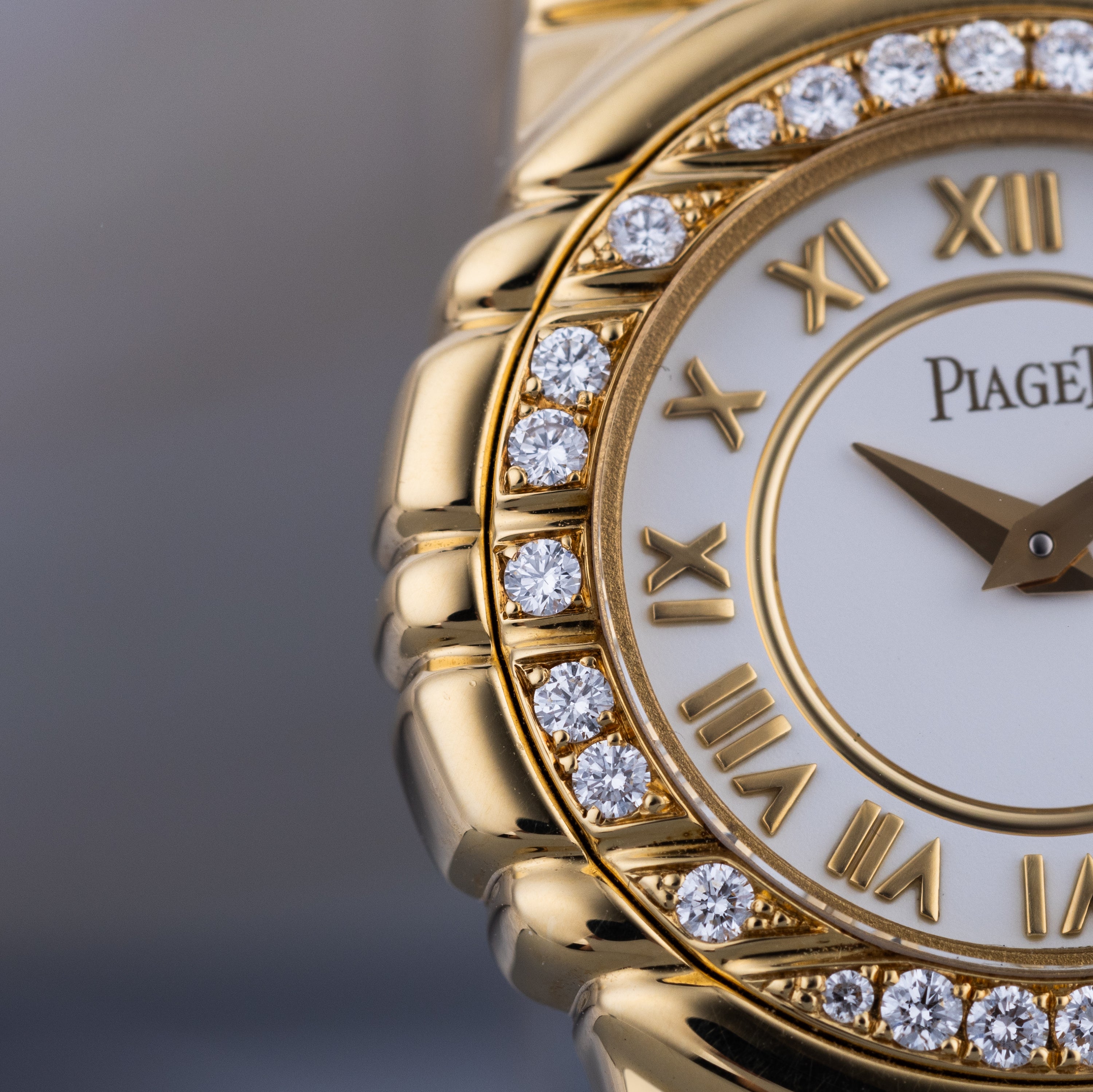Piaget Tanagra | REF. 16033 M 401 D | Diamond Bezel | 18k Yellow Gold | 25mm | Quartz