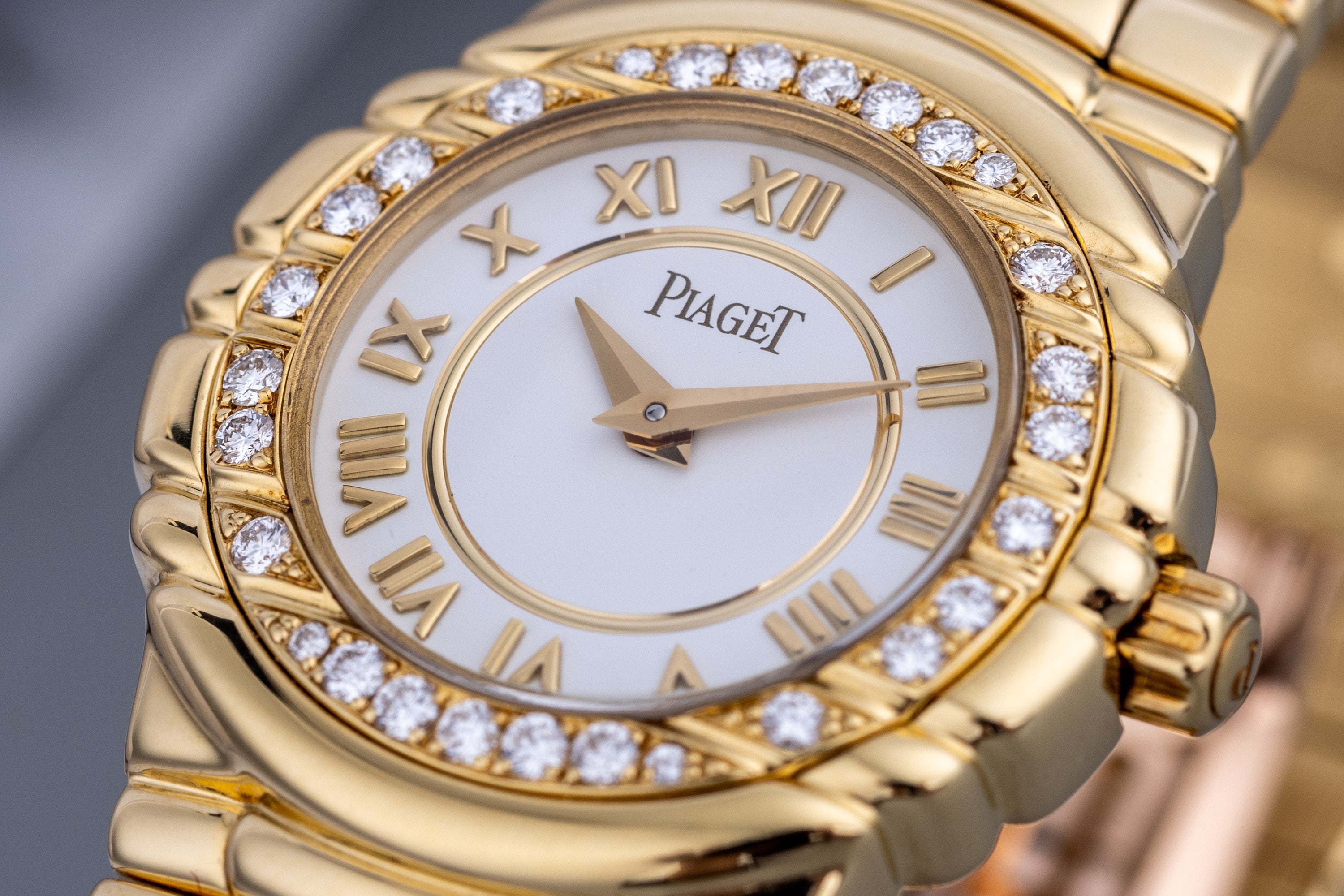 Piaget Tanagra | REF. 16033 M 401 D | Diamond Bezel | 18k Yellow Gold | 25mm | Quartz