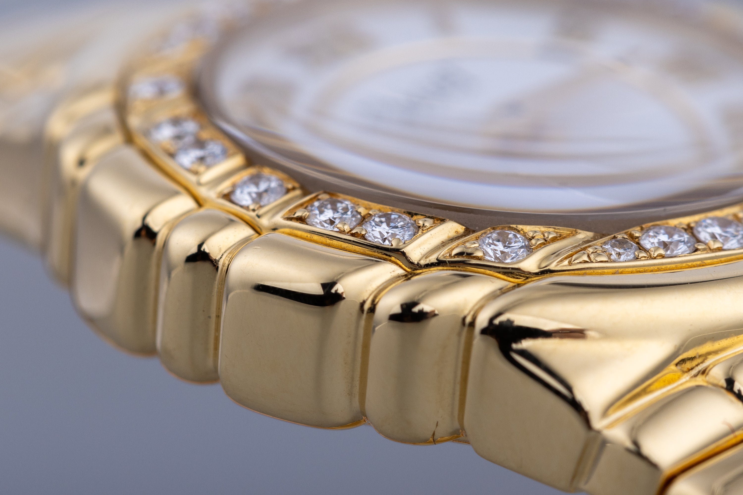 Piaget Tanagra | REF. 16033 M 401 D | Diamond Bezel | 18k Yellow Gold | 25mm | Quartz