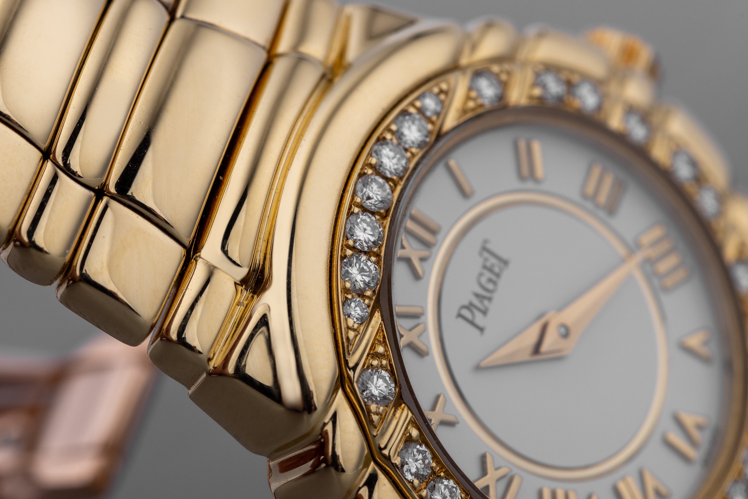Piaget Tanagra | REF. 16033 M 401 D | Diamond Bezel | 18k Yellow Gold | 25mm | Quartz