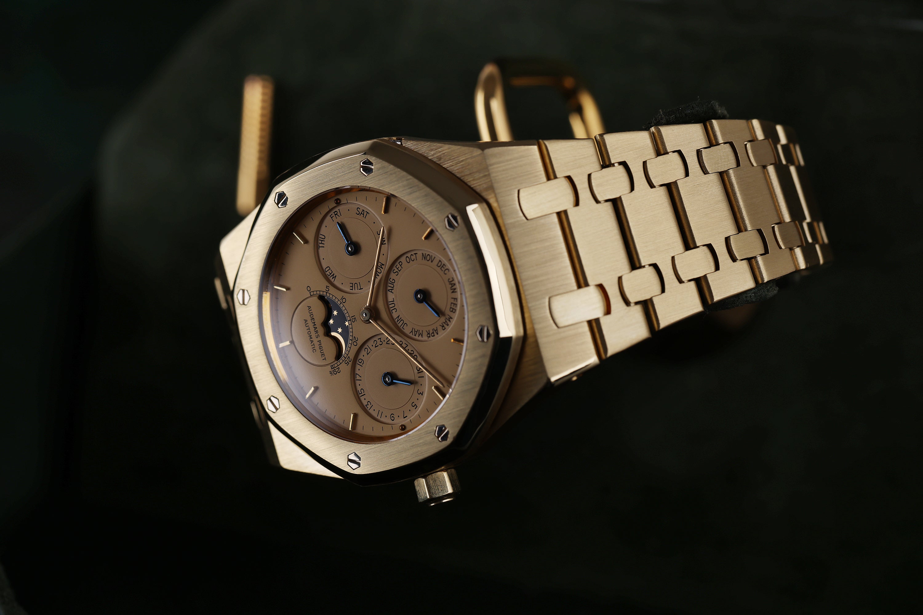 Rare Audemars Piguet Royal Oak Quantième Perpétuel | REF. 25686BA/O/0944BA/01 | 18k Yellow Gold | 39mm | Box & Papers